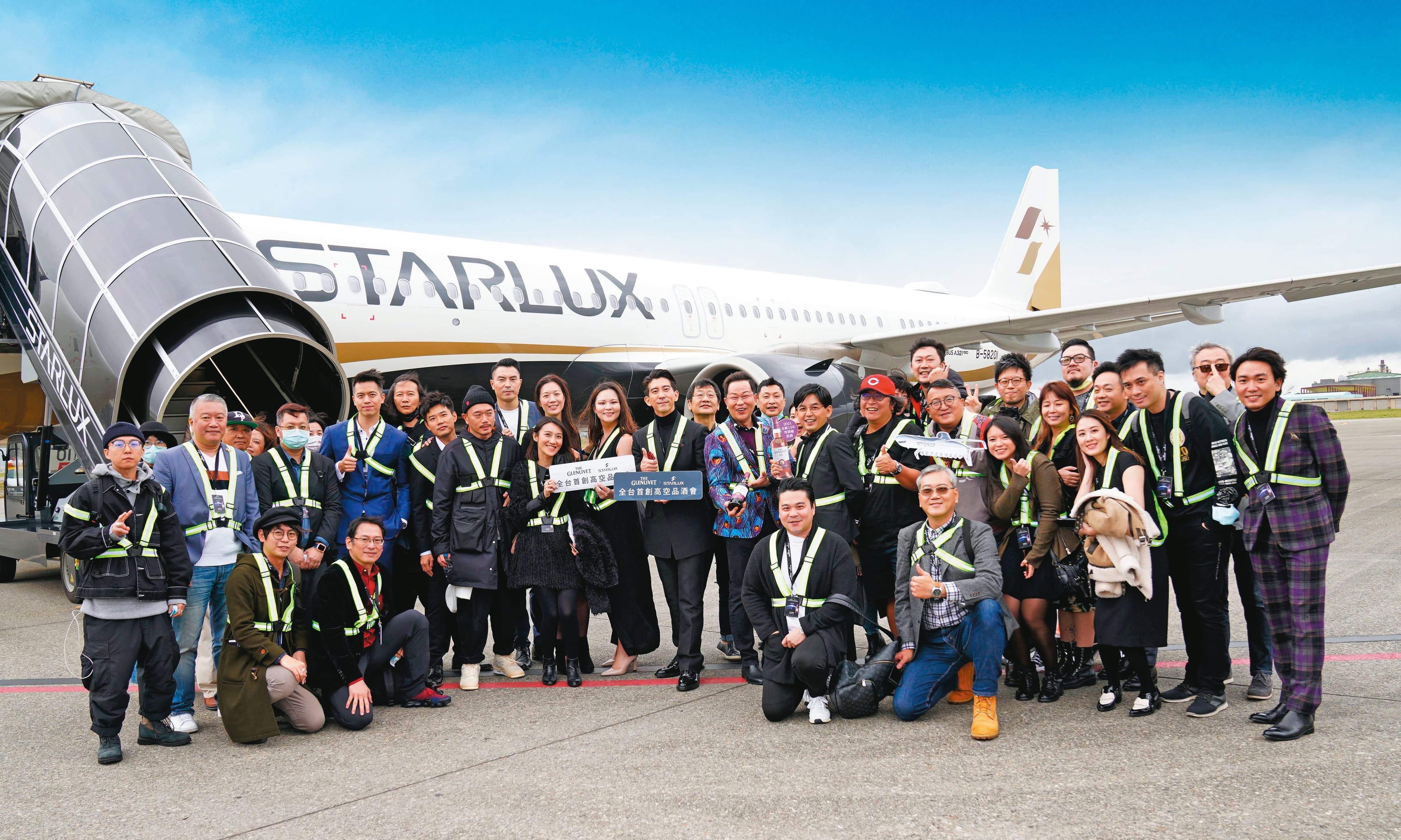 格蘭利威攜手星宇航空,首創高空品酒會與貴賓一同合影留念。