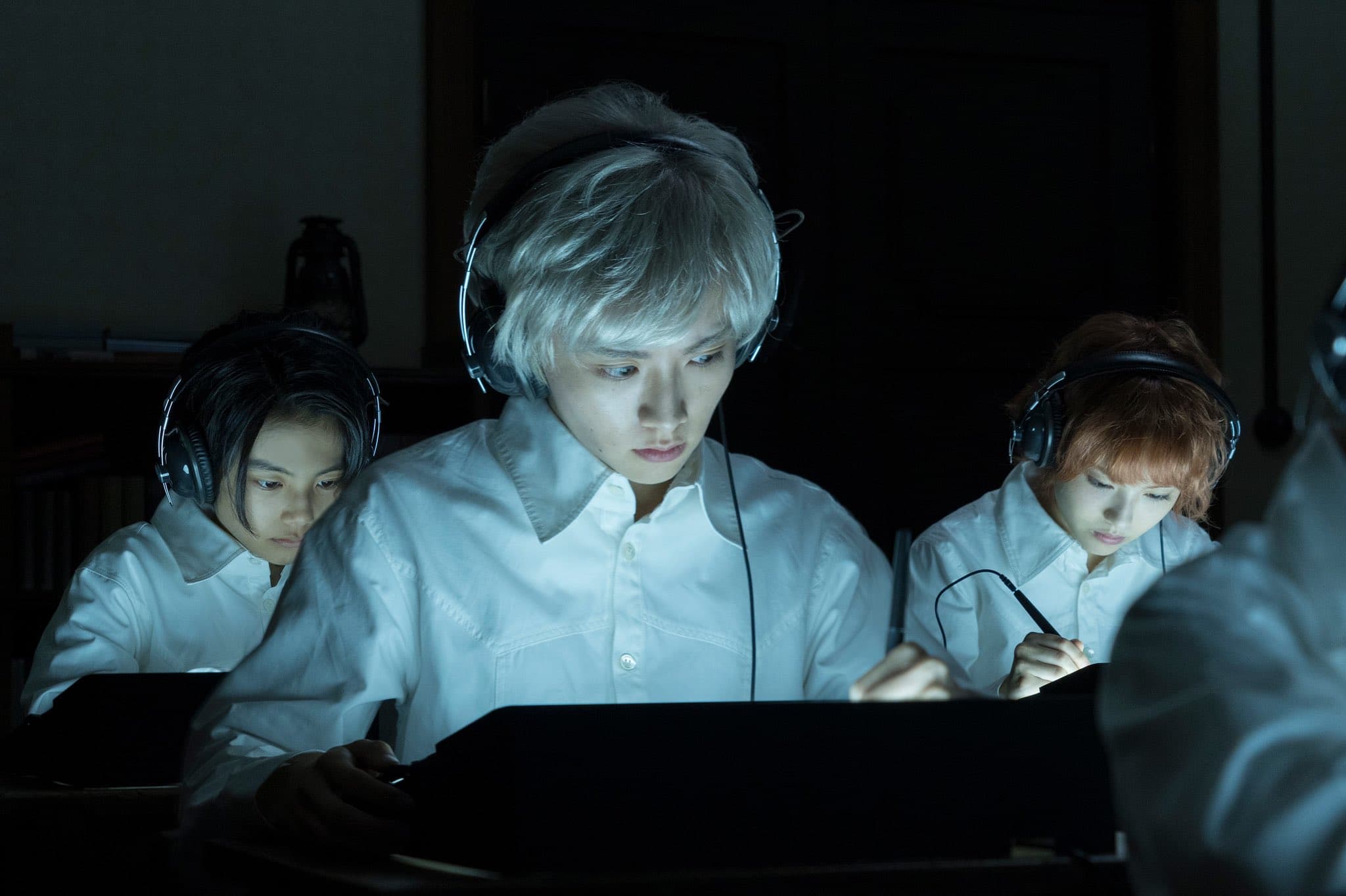 板垣李光人(中)在《約定的夢幻島》挑戰天才少年諾曼一角,自曝演技來非常不容易。(甲上娛樂提供)