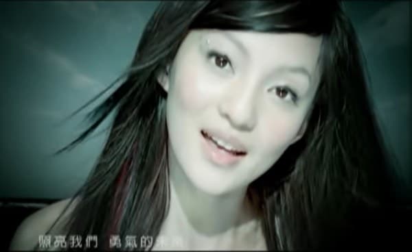 張韶涵重演〈歐若拉〉MV,再次穿上白色蕾絲禮服。(翻攝自微博)
