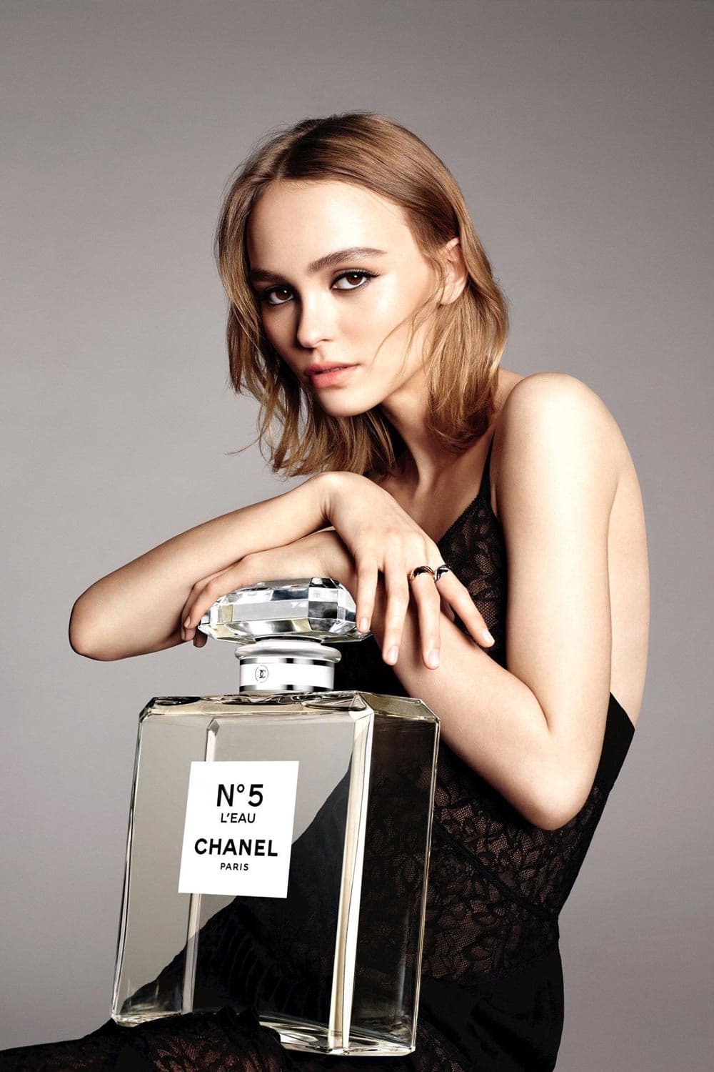 莉莉蘿絲戴普(Lily-Rose Depp)遺傳凡妮莎與強尼戴普的星味,2016年擔任香奈兒經典N°5 香水代言人。(香奈兒提供)
