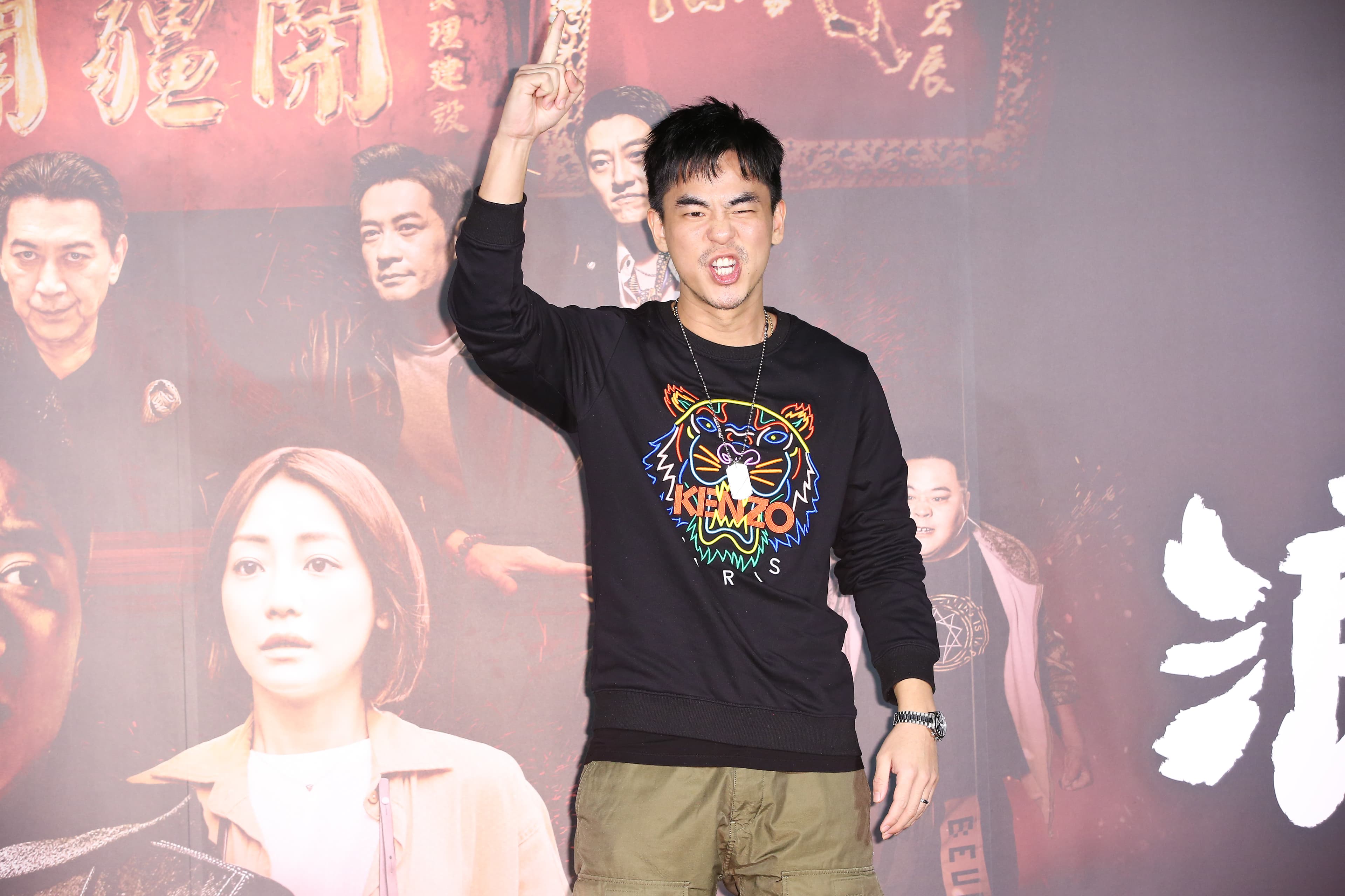 柯有倫驚喜現身預告發布會,片中他飾演龍劭華手下,台上還不忘為自己另一部作品《叱咤風雲》打片。
