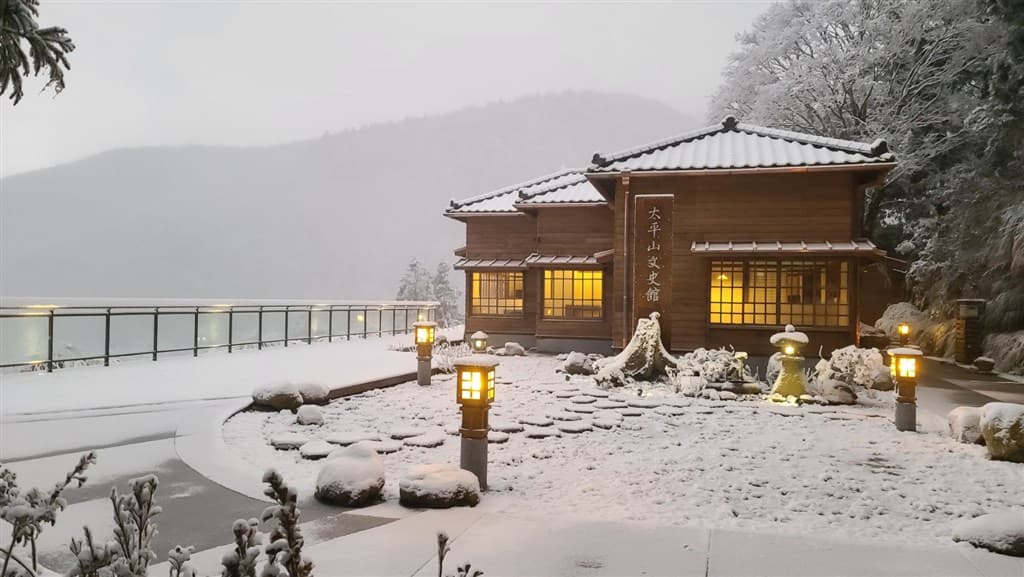 屋齡近70年的太平山文史館,是以太平山生產的珍貴檜木為結構的日式房舍,搭配雪景彷彿一秒來到日本。(林務局羅東林區管理處提供)