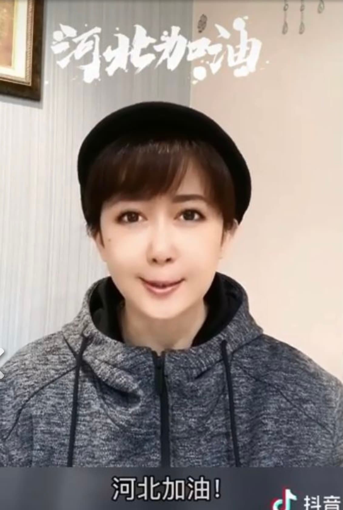 在念詞時,孟庭葦的嘴角不自然地緊繃。(翻攝孟庭葦抖音)