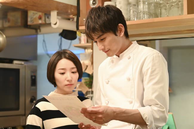 町田啓太(右)在《Guilty這個戀愛有罪嗎?》中飾演型男主廚。(翻攝自富士電視台)