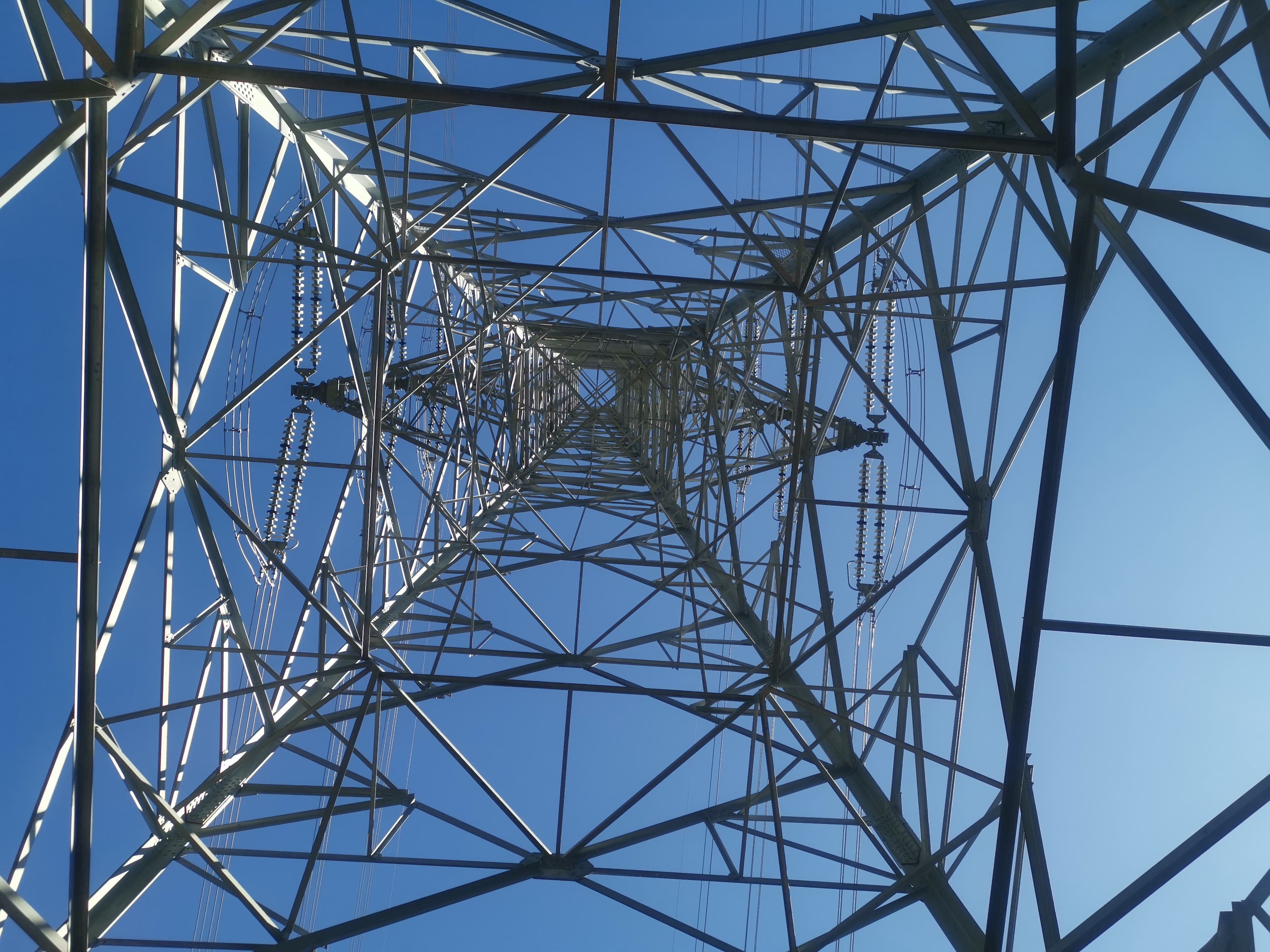 湛藍的天空、高矗的電塔,是一幅獨特的畫面。