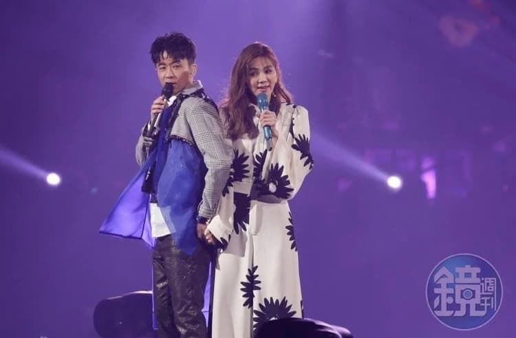 光良的《今晚我不孤單》演唱會邀請Ella擔任嘉賓，2人在台上大開黃腔。
