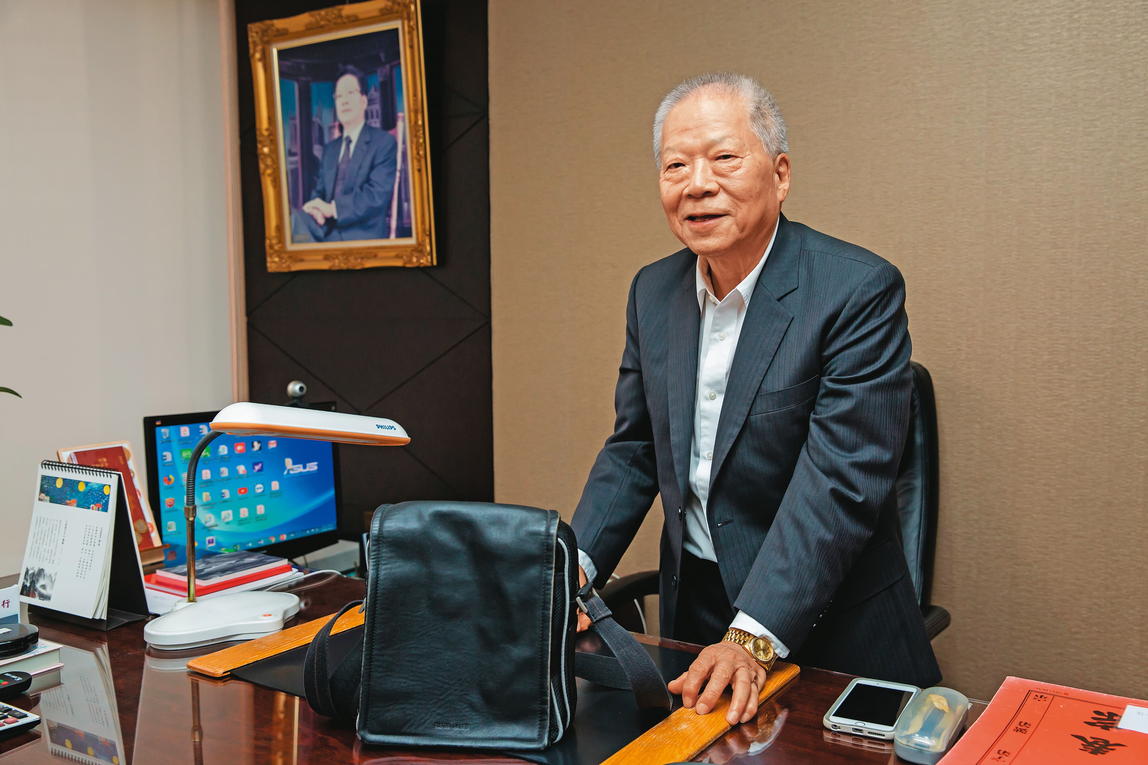 楊秀光有客家人的勤儉個性,服役二十多年的公事包雖很少使用,他仍捨不得丟。