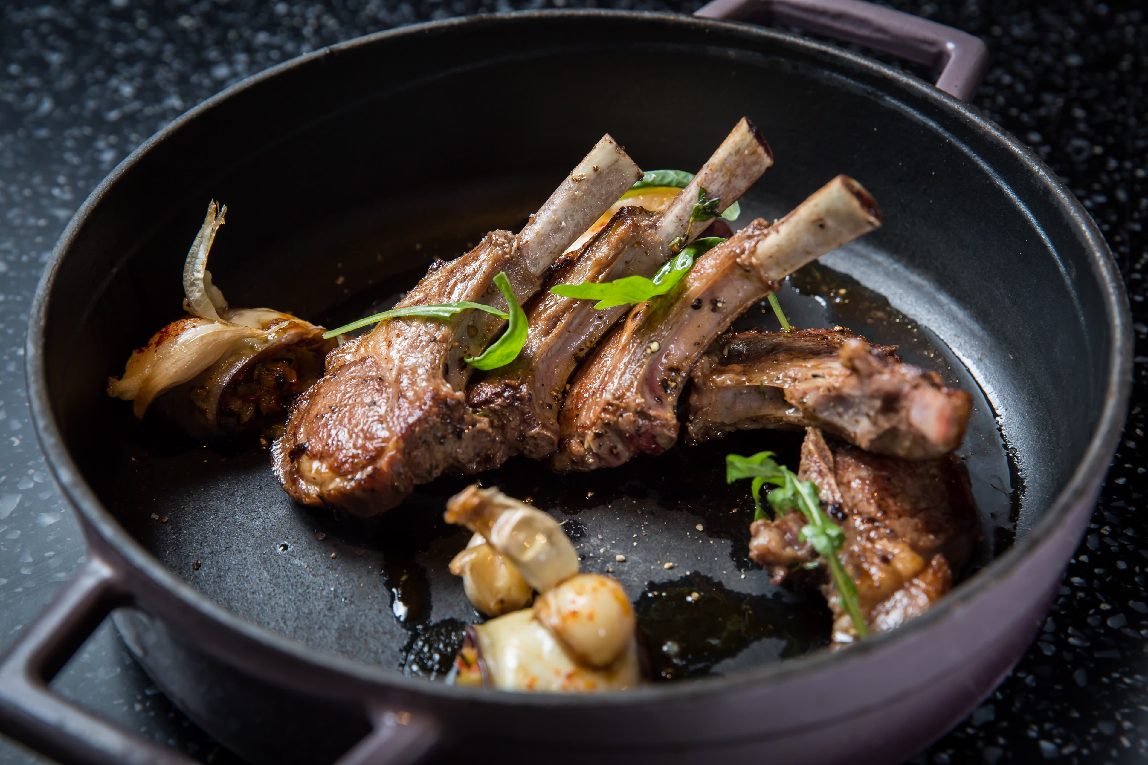 T.R Bar & Kitchen的招牌烤羊排選用紐西蘭羔羊肉，主廚自信地僅以鹽巴與胡椒調味，烤至5分熟嫩度最佳。（2,880元／份）