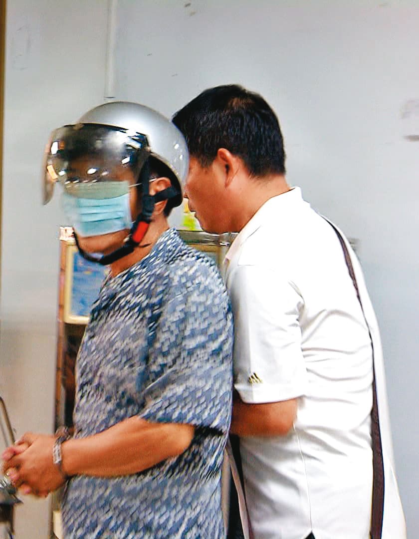 蔡永清(左)犯案後意圖輕生,被警方及時逮捕。(東森新聞提供)
