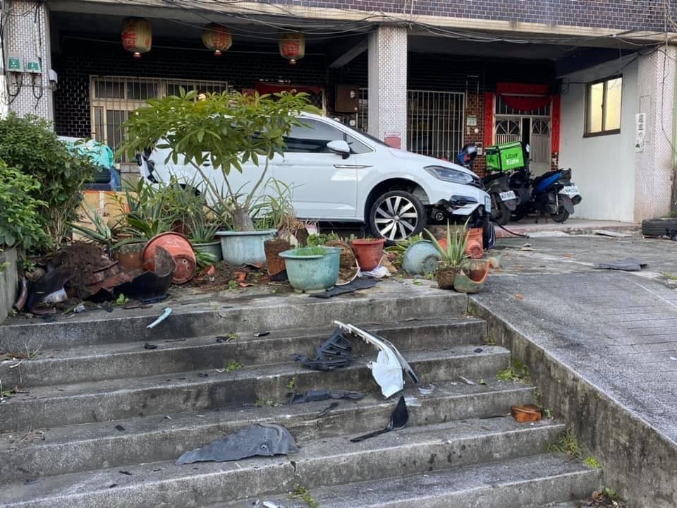 原PO表示,心愛的白色休旅車原本停在空地,竟遭銀色小轎車強烈撞擊,一路撞進自家屋簷下。(翻攝自《爆料公社》臉書社團)