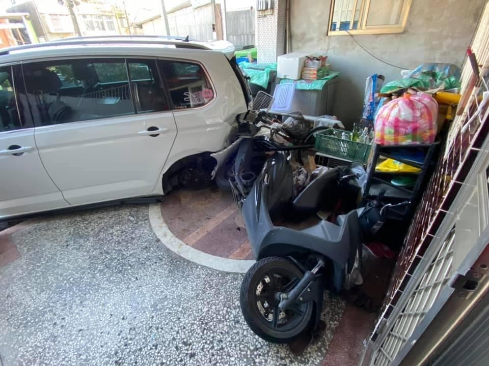 愛車遭撞後嚴重凹陷,保險桿、輪胎等多處脫落,還波及停在一旁的機車。(翻攝自《爆料公社》臉書社團)