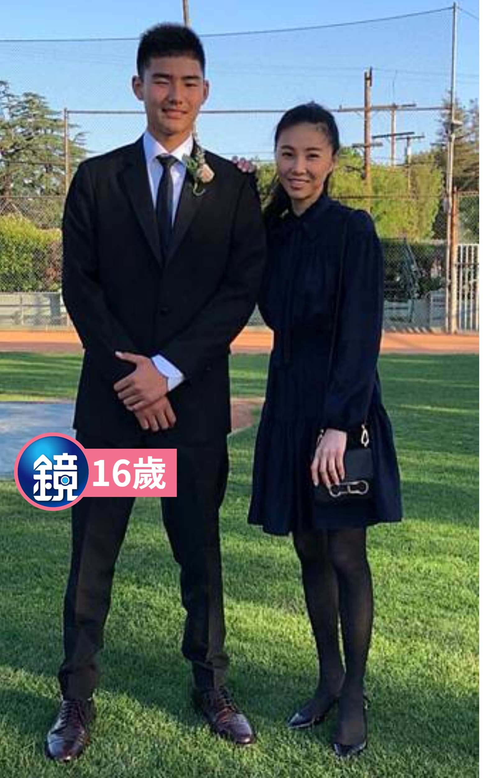 孫瑩瑩(右)的兒子(左)遺傳了父親的身材,被日媒譽為「奇蹟的美魔女」孫瑩瑩站在身邊,反而像女友。(翻攝自痞客邦)