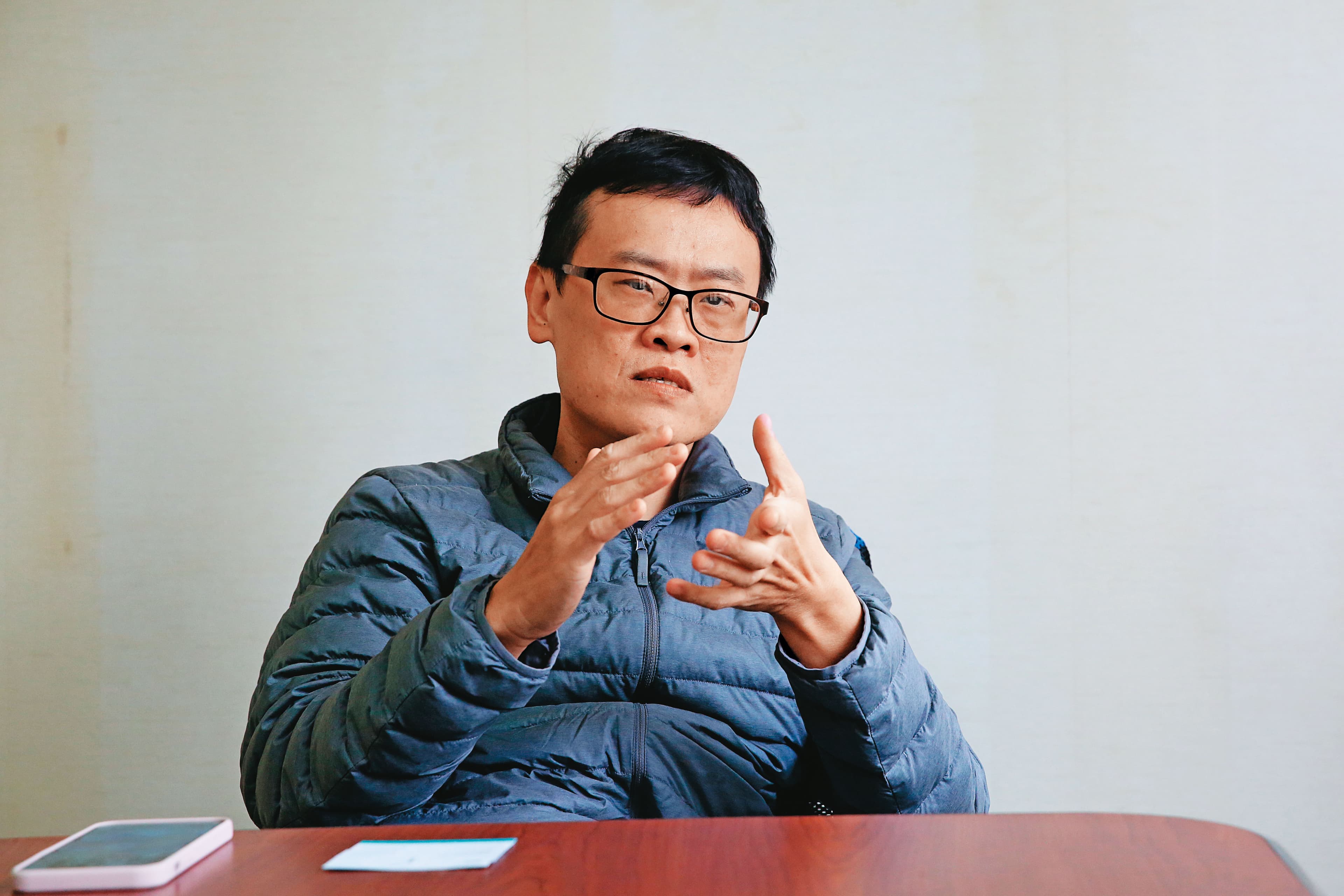 A片評論家一劍浣春秋認為,政府應正視SWAG等情色網站的問題。