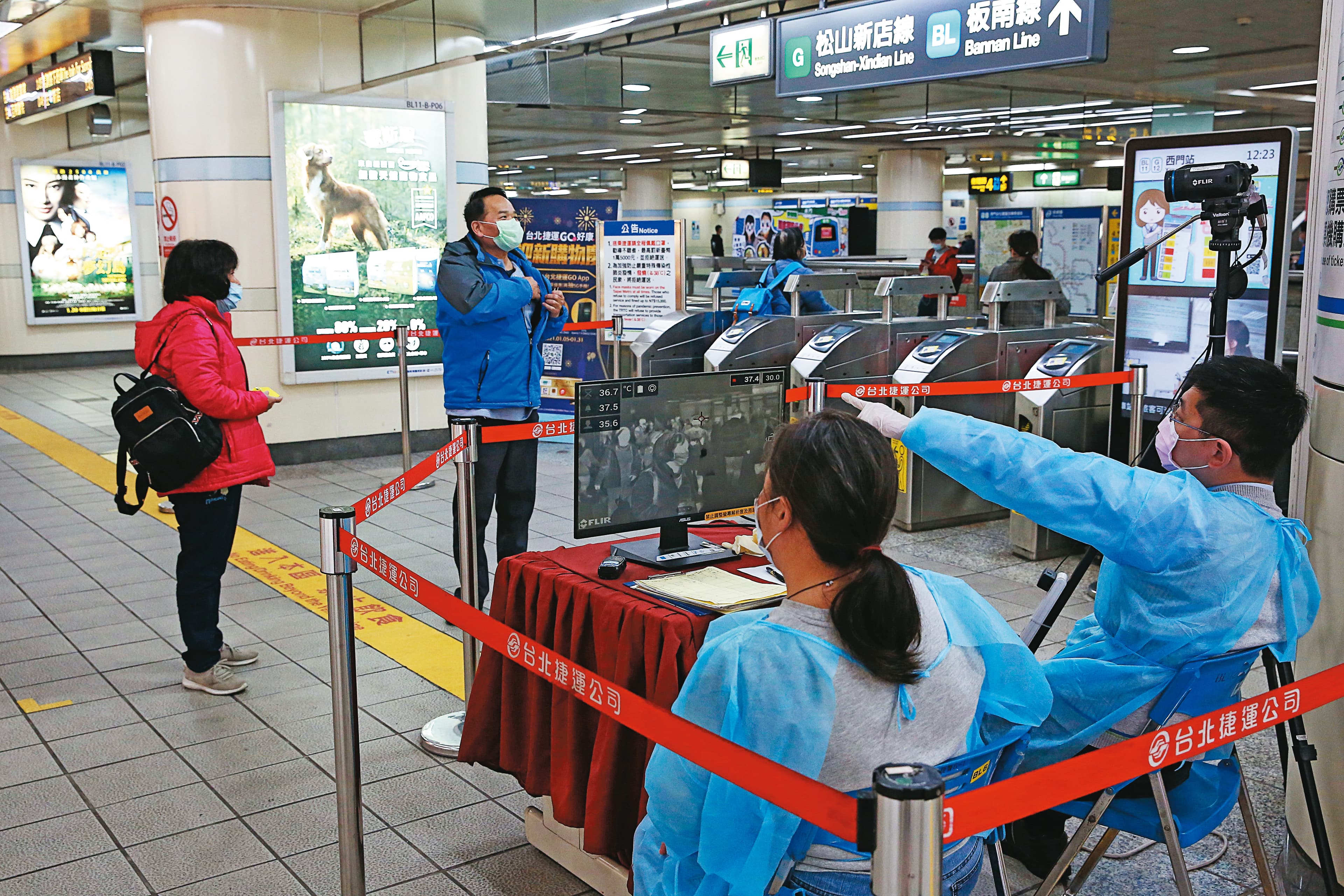 西門商圈逾7成的人潮來自捷運站,西門站內防疫至今不敢掉以輕心。