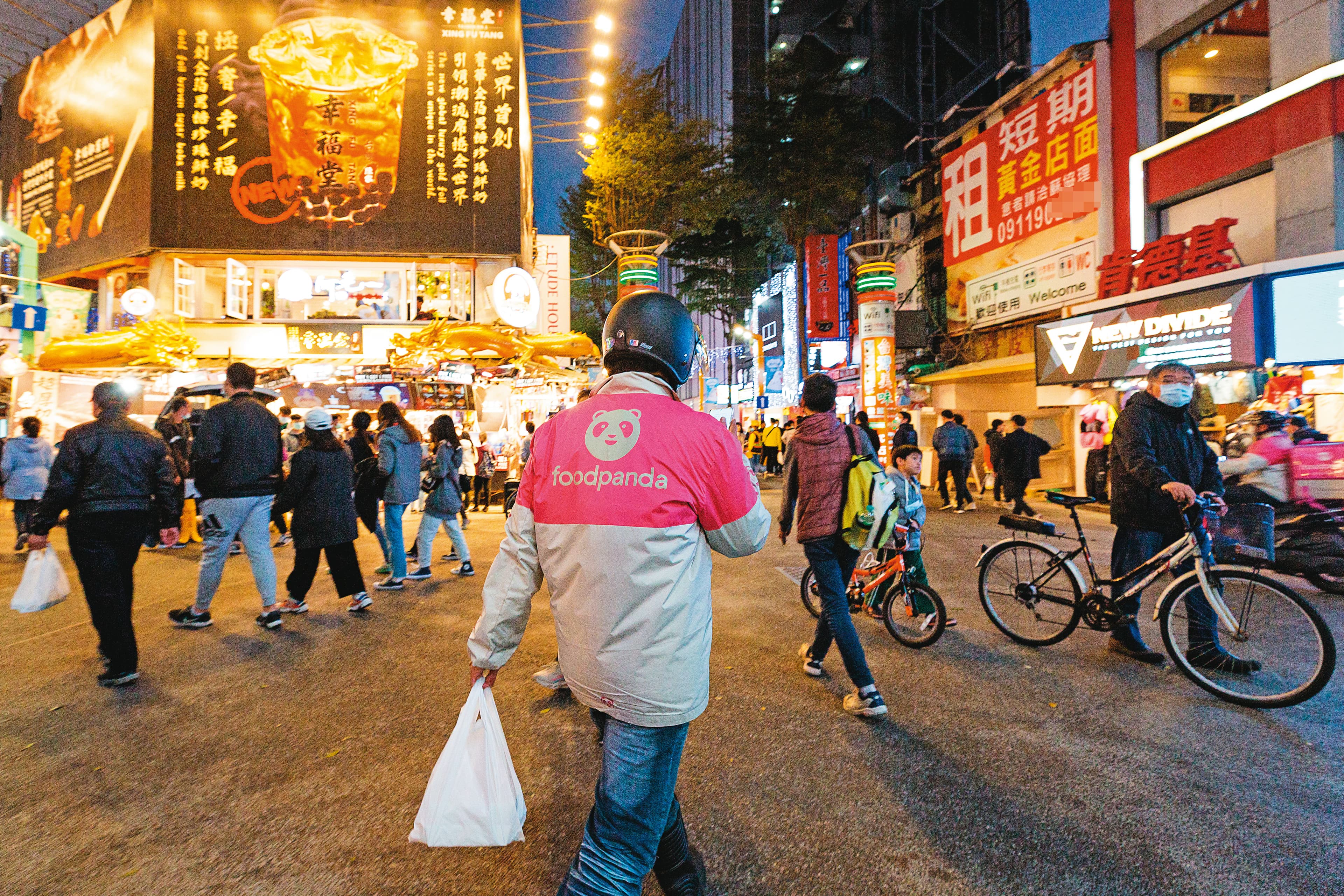 如今西門商圈只有餐飲業在外送平台加持下,業績逐漸回穩,服飾、伴手禮等店仍不如以往。
