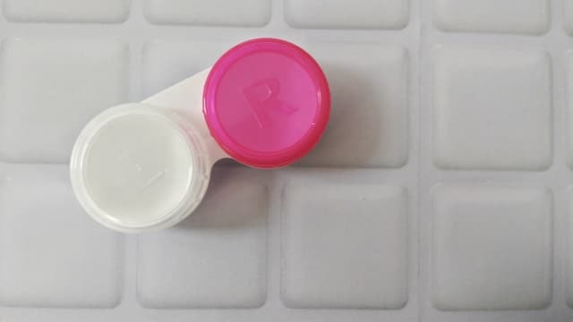 被害女同學配戴隱形眼鏡後產生不適現象欲就醫,還被加害者阻止。(示意圖,photo-AC)