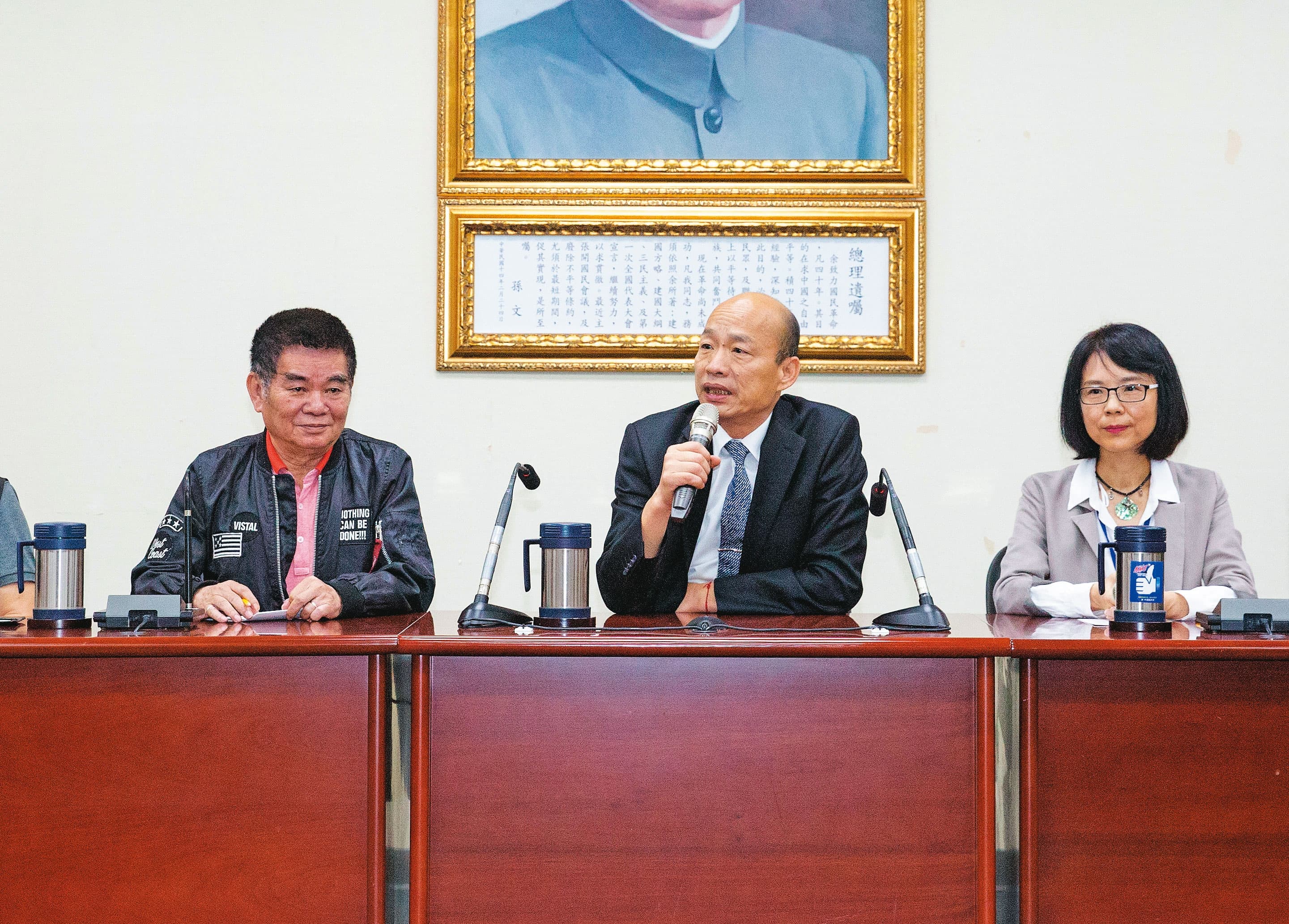 前年國民黨總統初選期間,韓國瑜(中)在「吳韓會」後表態願納入初選民調,當時與他共同出席記者會的中常委姚江臨(左)等人,至今仍挺韓。