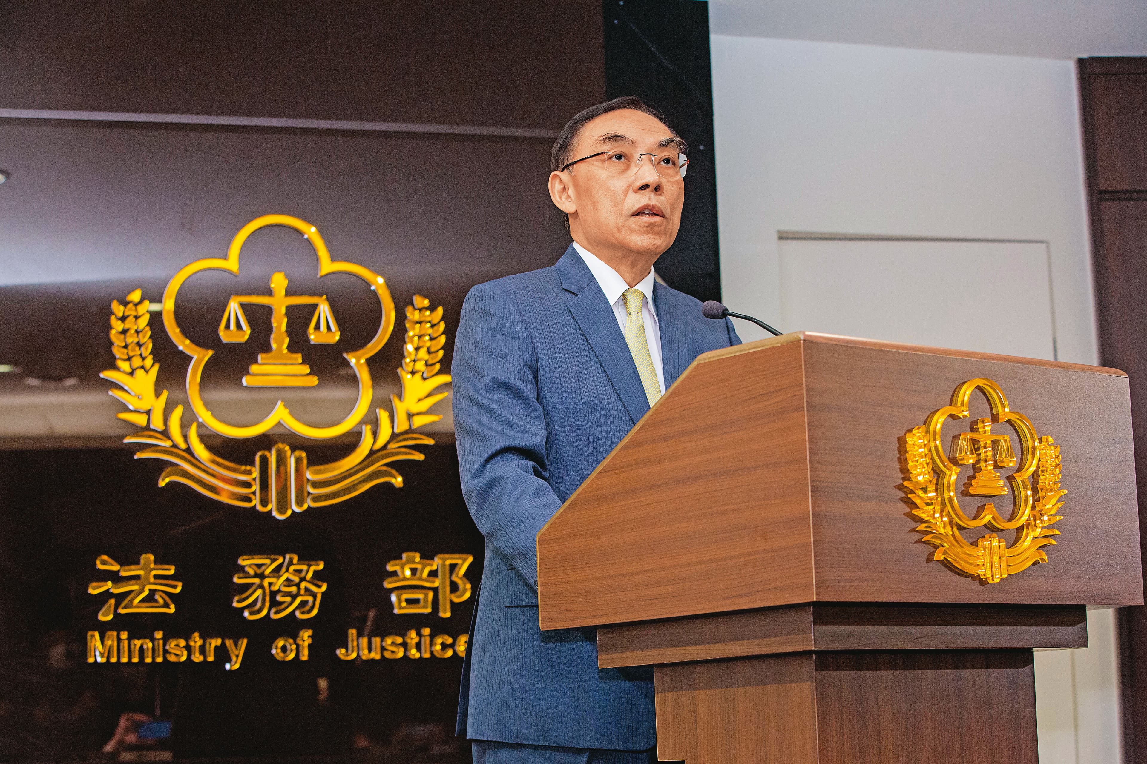 法務部長蔡清祥(圖)18日親上火線主持記者會,說明11名檢察官與翁茂鍾往來概況及懲處情形。