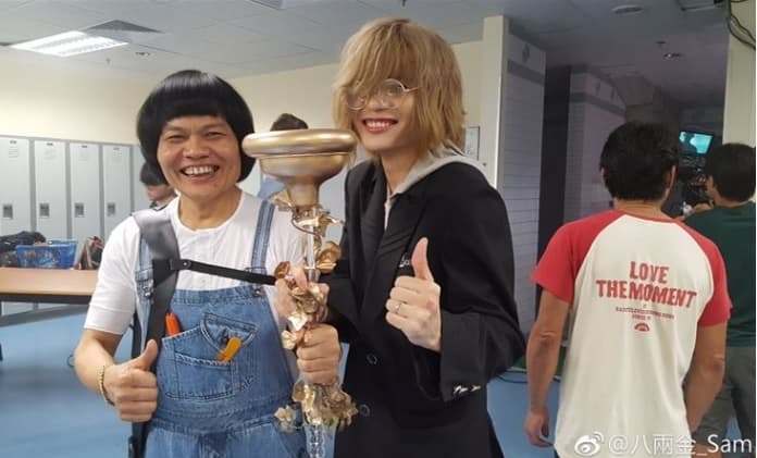 近年八兩金事業重心轉往中國大陸，常帶著兒子一起宣傳演出。（攝自八兩金微博）