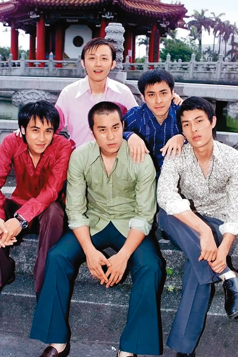 范植偉(後排右)主演電視劇《孽子》,與張孝全(前排中)、楊祐寧(前排右)、吳懷中(前排左)和金勤(後排左)詮釋70年代台灣同志愛戀。(翻攝自洹國際文化官網)