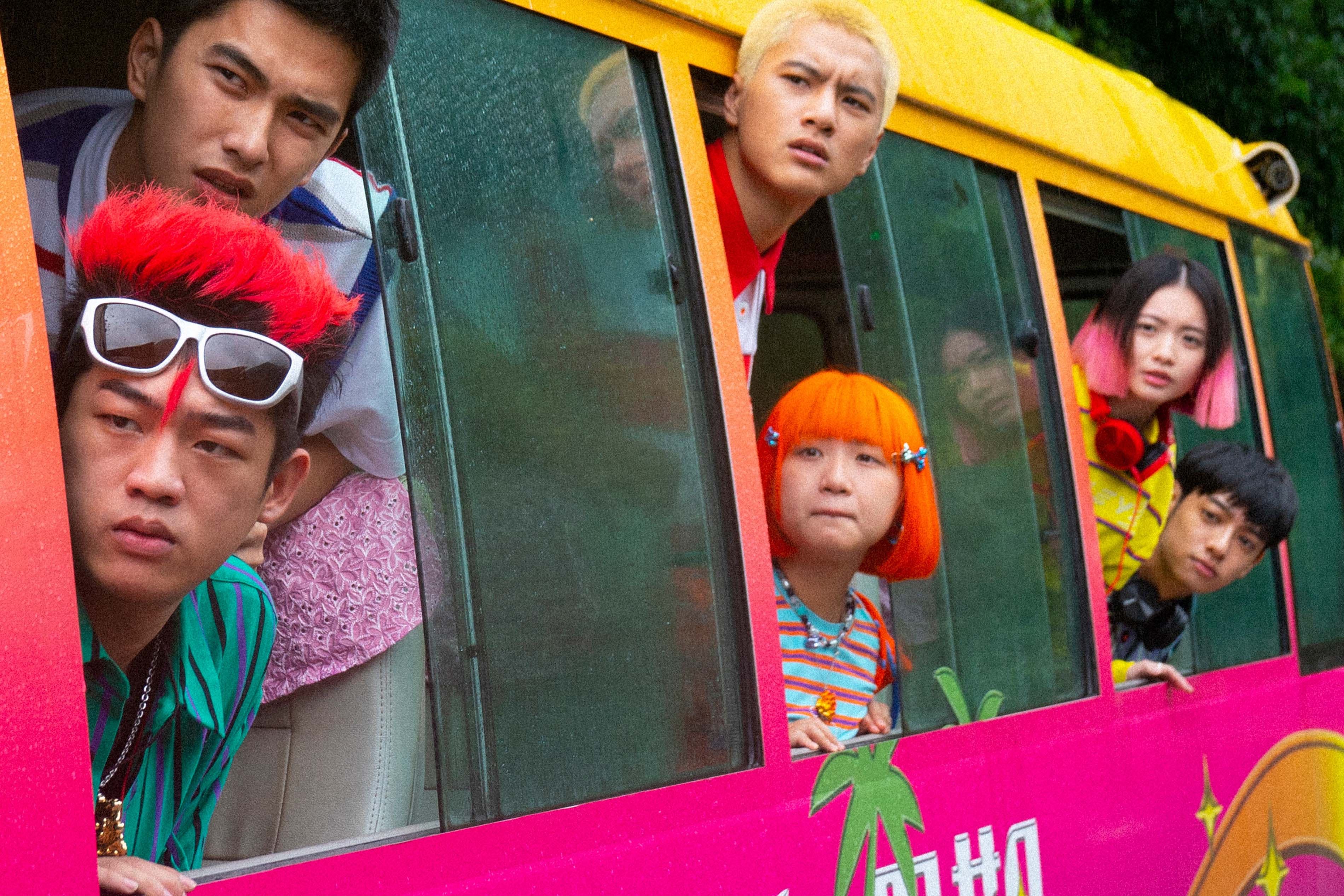 謝章穎（左一）與曾敬驊、劉修甫、詹宛儒等人一起演出短片《ME》。（喜鵲娛樂提供）