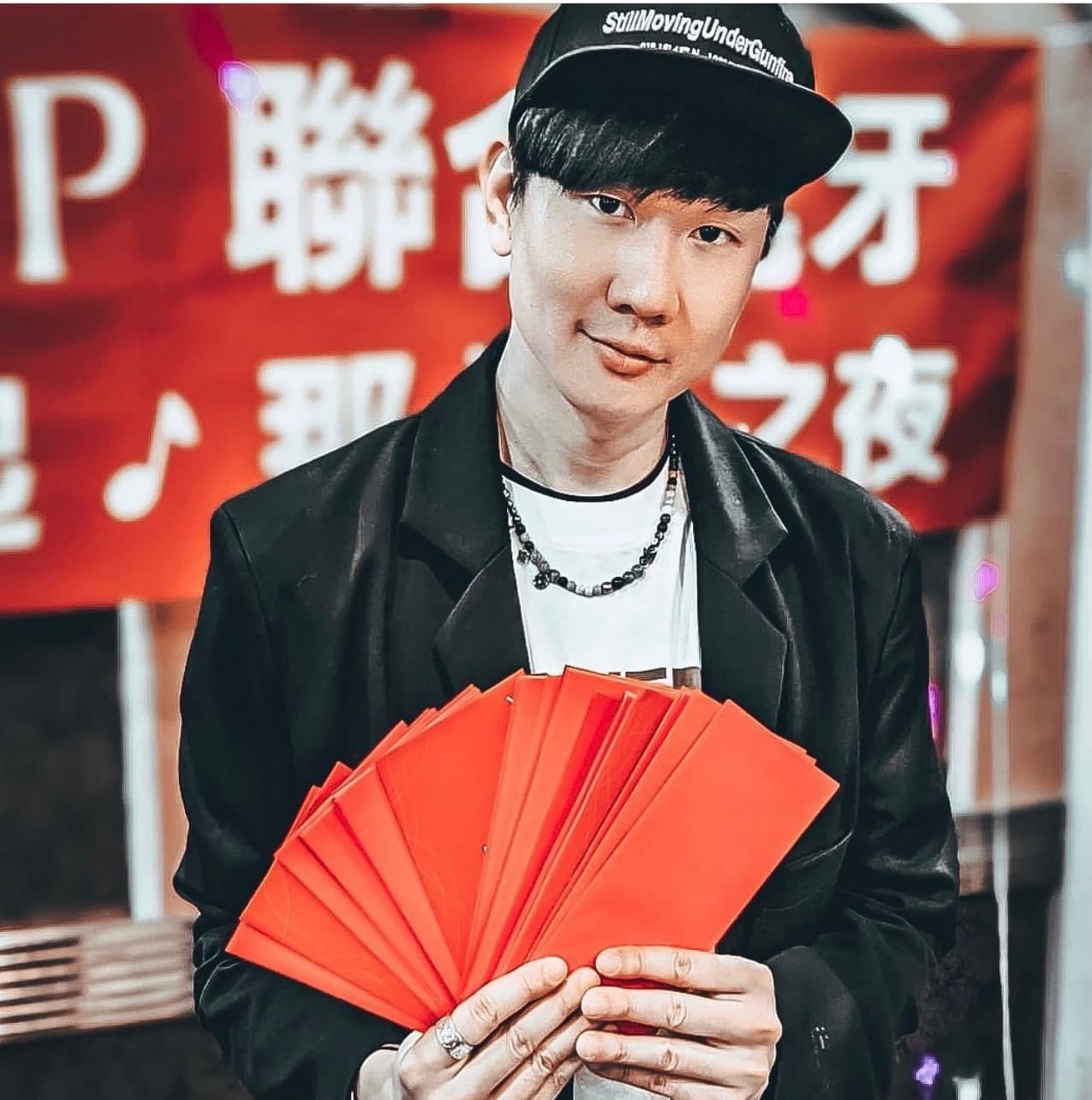 JJ林俊傑舉辦尾牙,秀出一疊紅包犒賞員工。 (圖/摘自林俊傑IG)