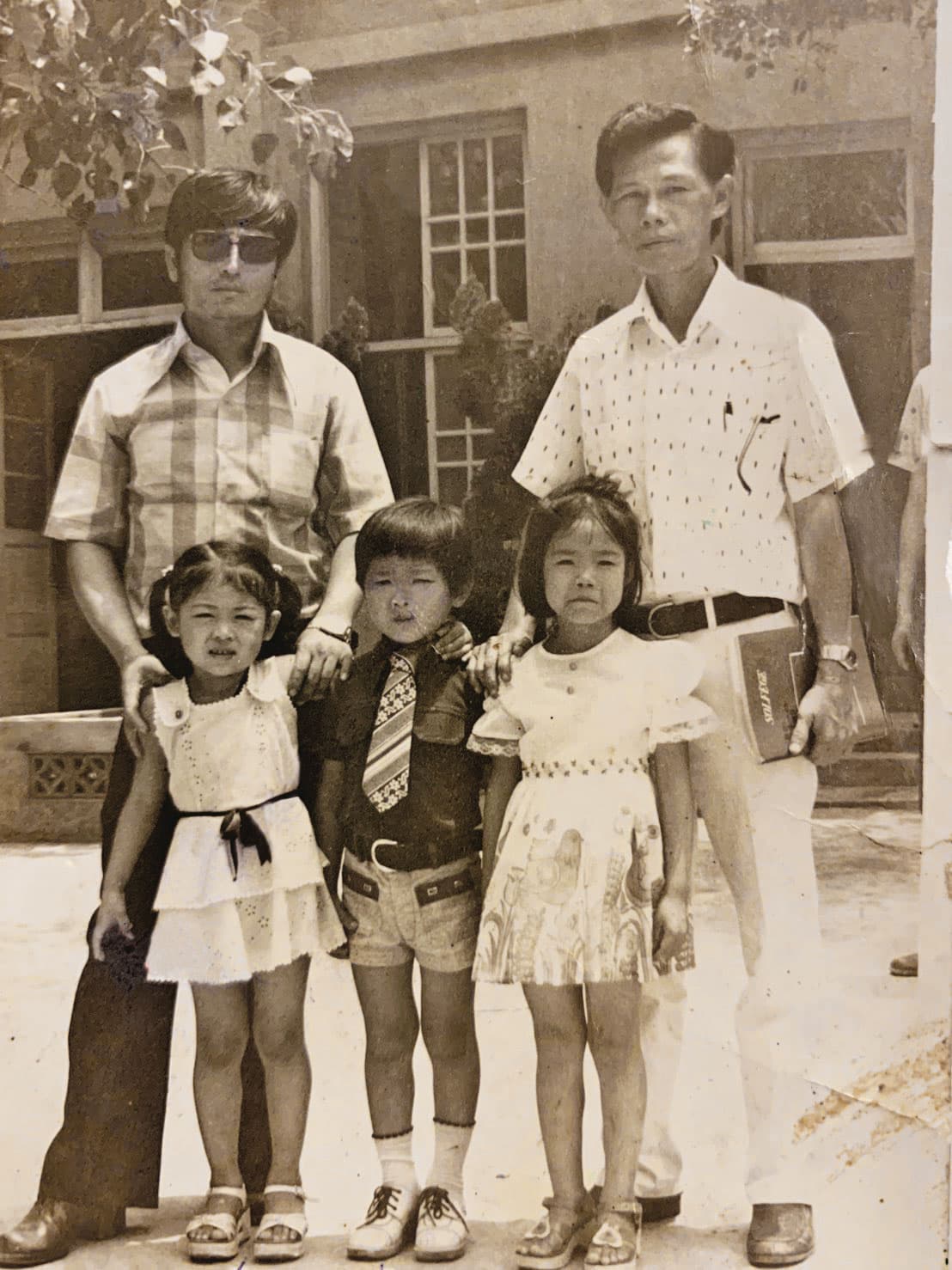 蘇明淵(前中)幼稚園時和父親(左後)、妹妹(左前)的合照。(蘇明淵提供)