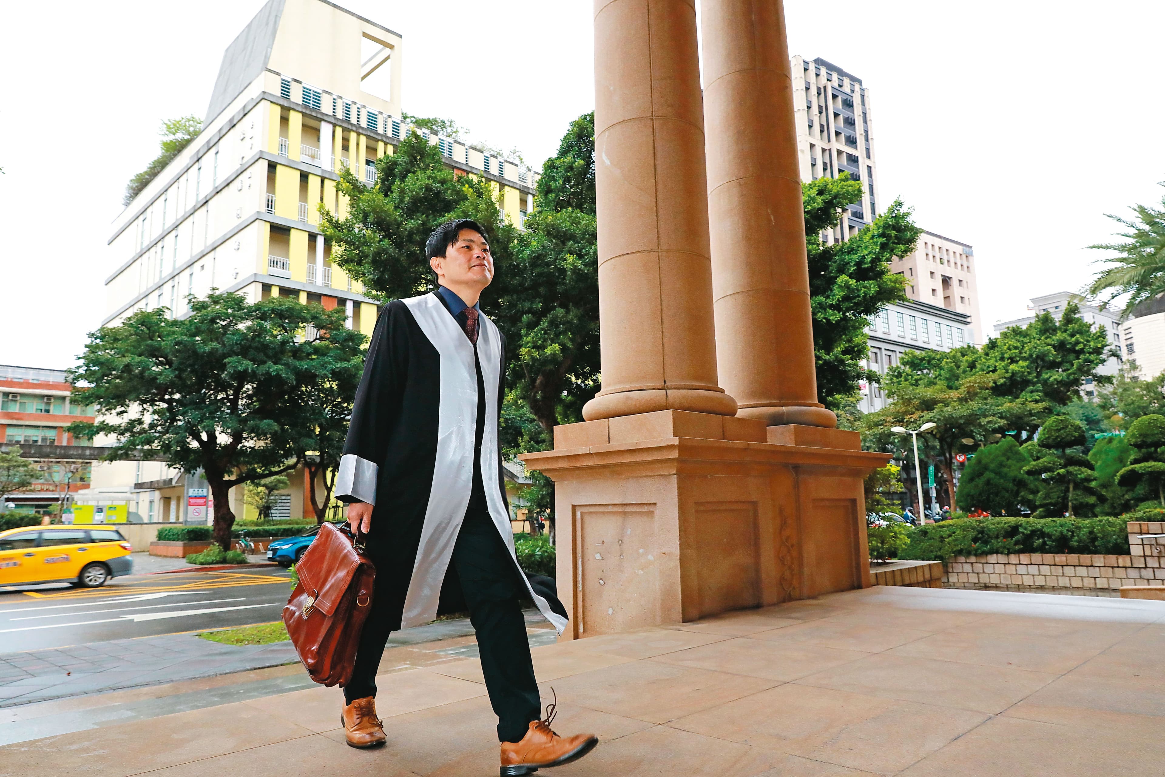 蘇明淵時常要為當事人上台北出庭。他還記得第一次穿上律師袍時,感覺很不真實,「我以前都穿打歌服上舞台,現在好像穿戲服跑龍套。」