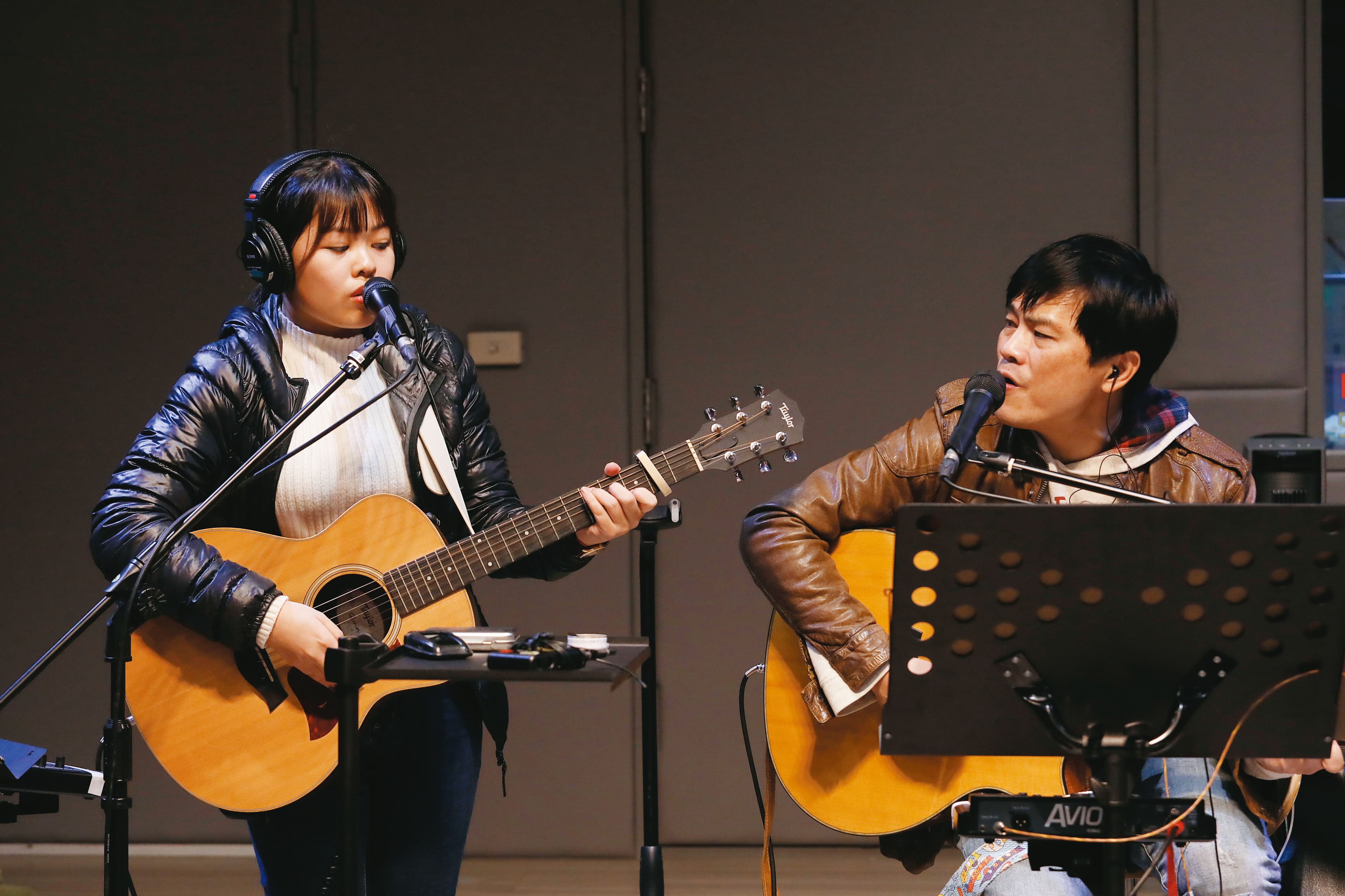 演唱會上,蘇明淵(右)安排有音樂天分的小女兒(左)同台,他讓女兒主唱,自己擔任合音伴奏。