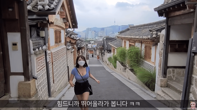 南韓網紅超介紹旅遊，豐滿長輩晃到網友暴動。（翻攝自Velvet YouTuber）