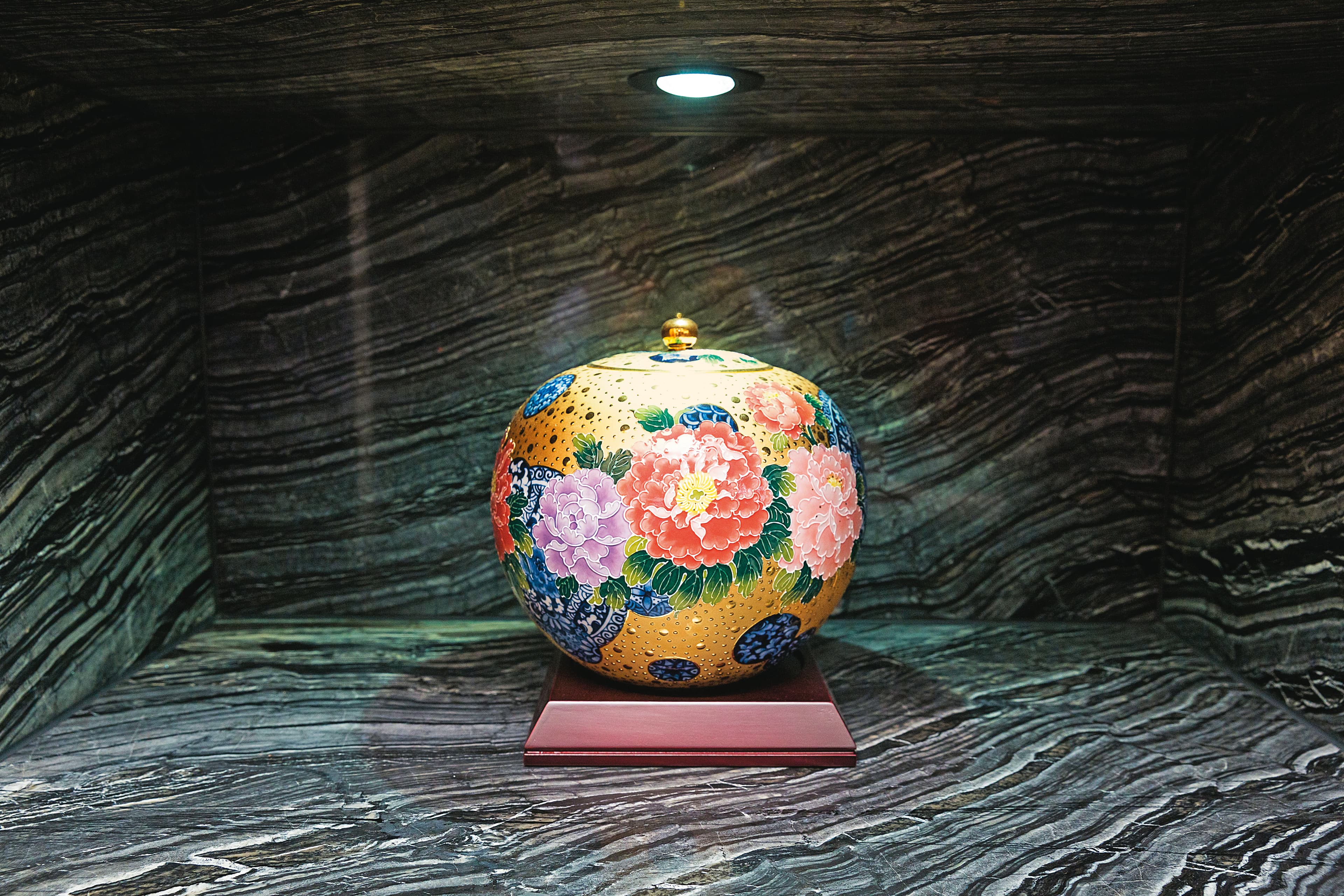 新年是辛丑牛年,辛為金,丑為土,因此只要有金、有土的飾品都會相當旺。