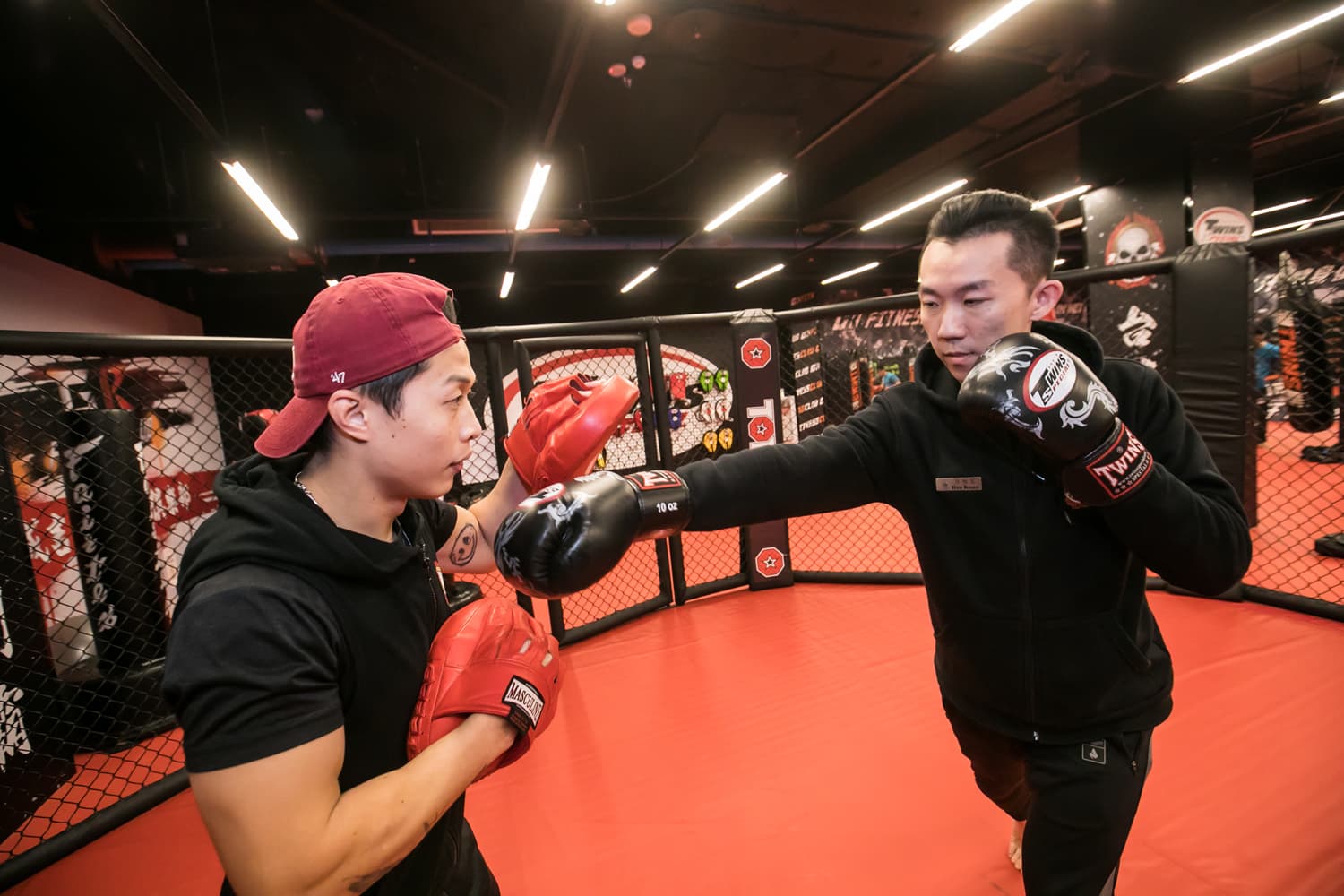 成吉思汗健身俱樂部比起其他健身房,在拳擊、格鬥等項目有更完善的資源、設備與教練。