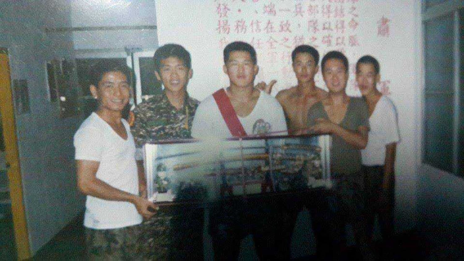 陳之漢（左3）當兵時是海軍陸戰隊，因為生活較辛苦，簽下志願役。（陳之漢提供）