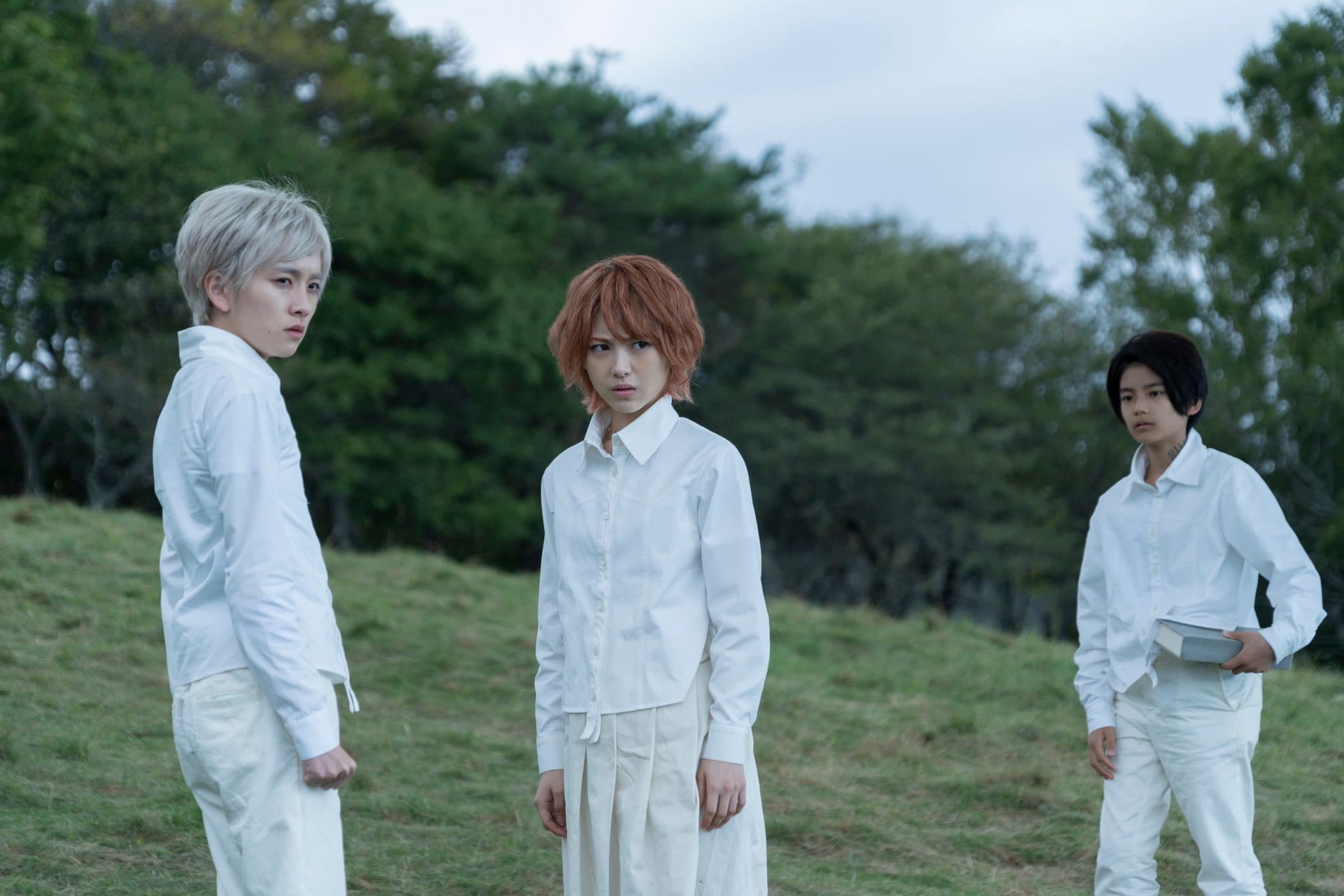 《約定的夢幻島》意外拆穿孤兒院真相的3人組，密謀逃亡計畫。（甲上娛樂提供）