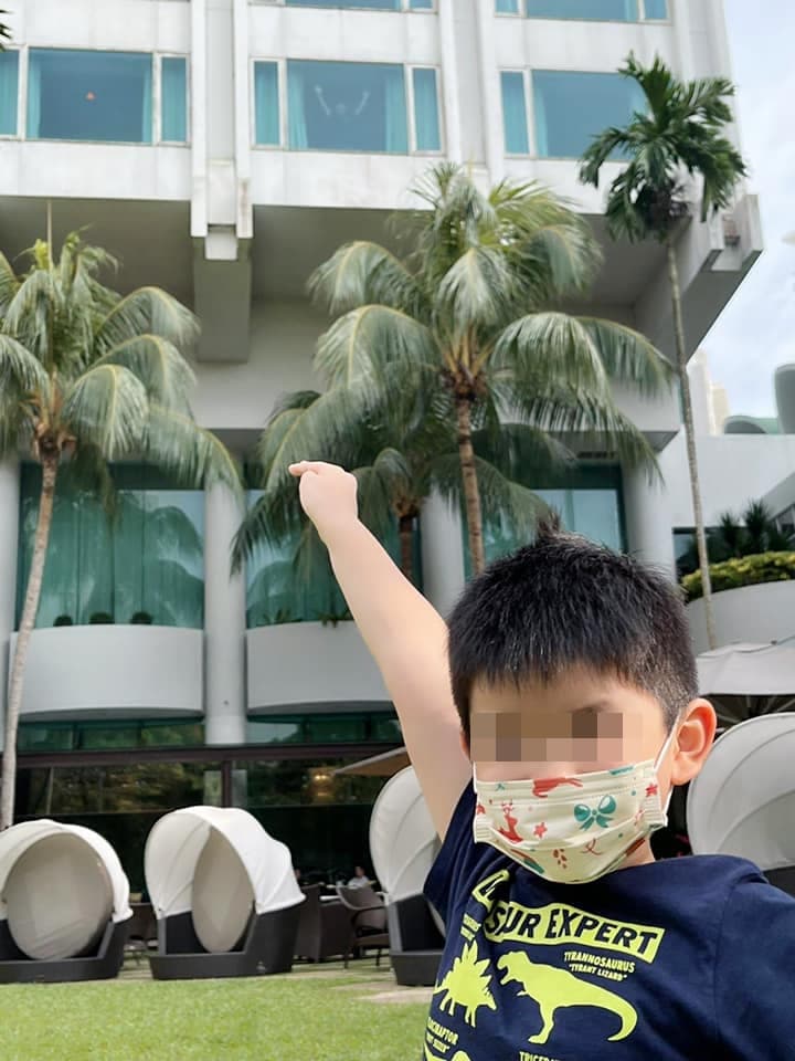 李銘順兒子手指李銘順所在的建築。(翻攝自李銘順臉書)