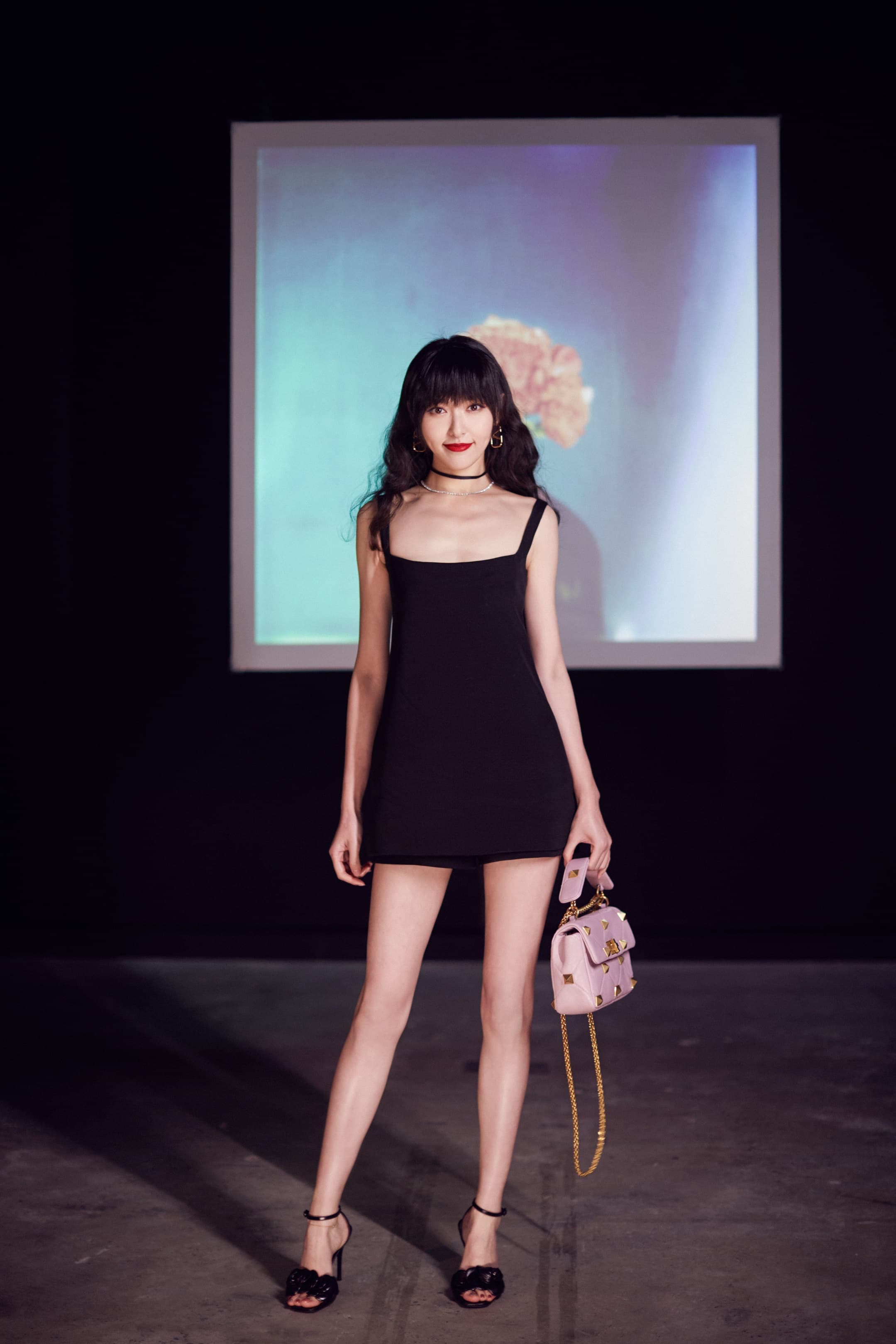 唐嫣手拎Valentino Garavani Roman Stud粉紫色小羊皮鉚釘鍊帶包。NT$95,000(Valentino Garavani提供)