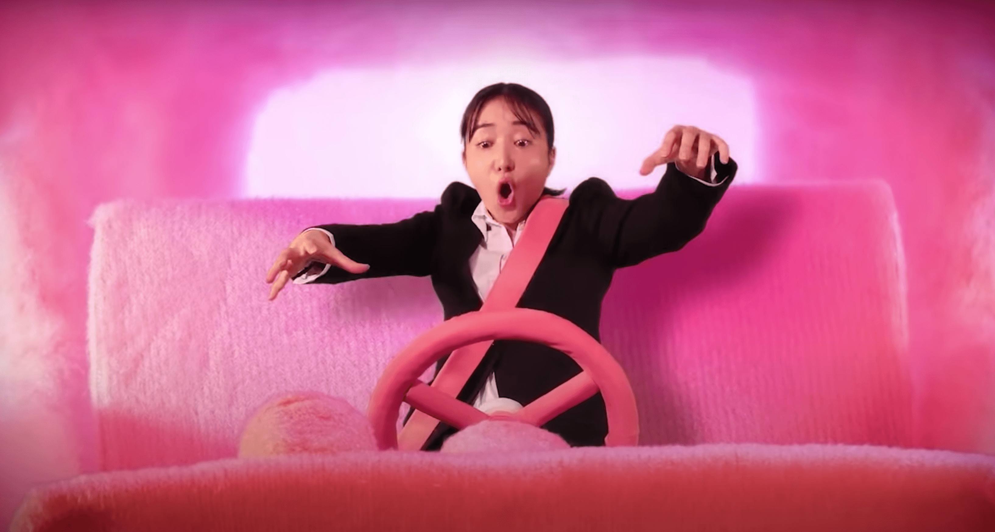 導演的姊姊客串演出第一集天竺鼠車車中的女駕駛 (翻攝自 YouTube Muse木棉花-TW)