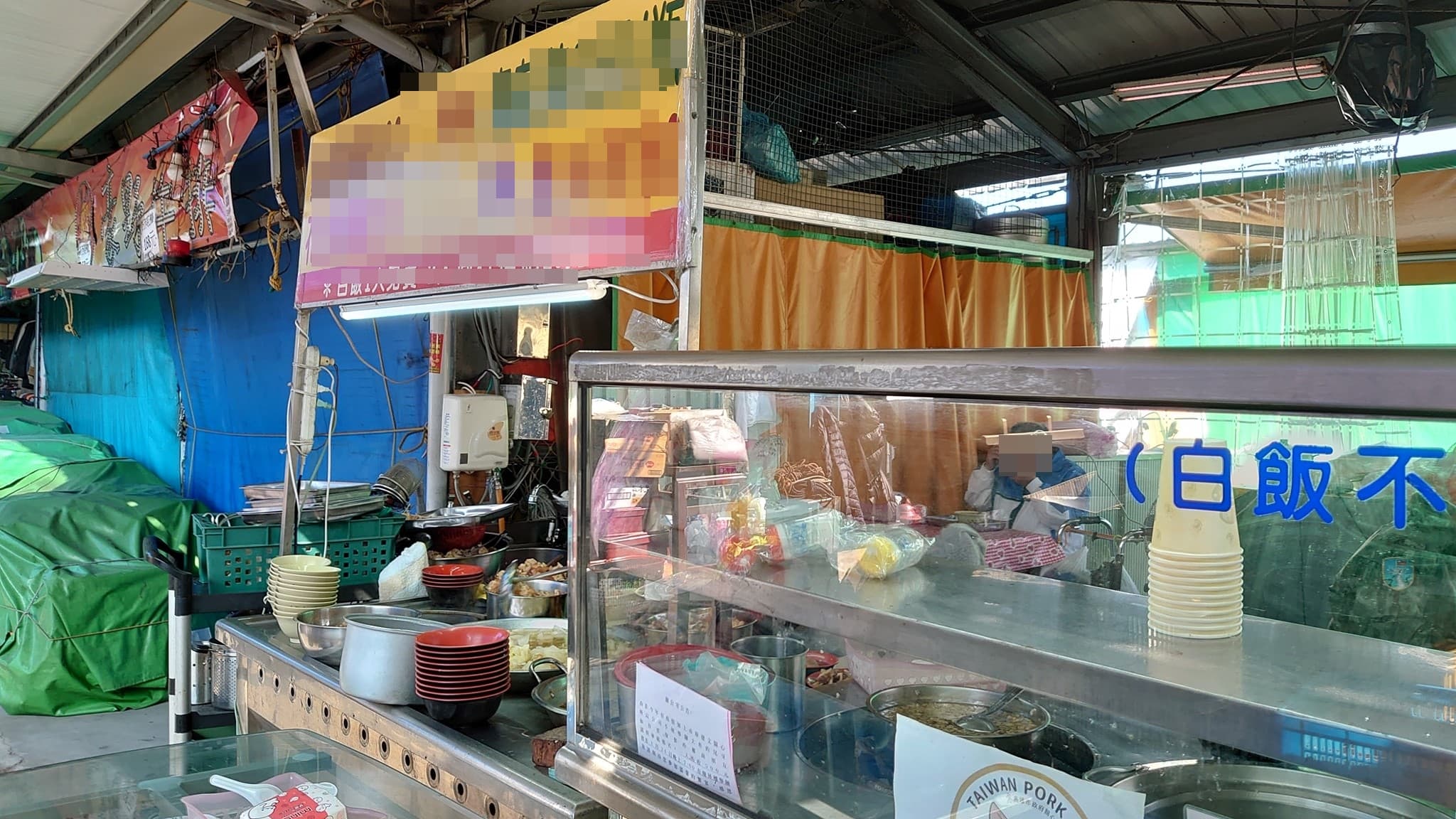 男子指控該攤商有疑似回倒的行為,恐會成為防疫破口。(翻攝自爆料公社二社)