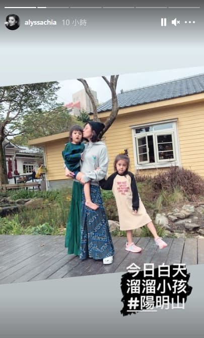 5歲咘咘的身高已經超過賈靜雯的腰。(翻攝自賈靜雯IG)