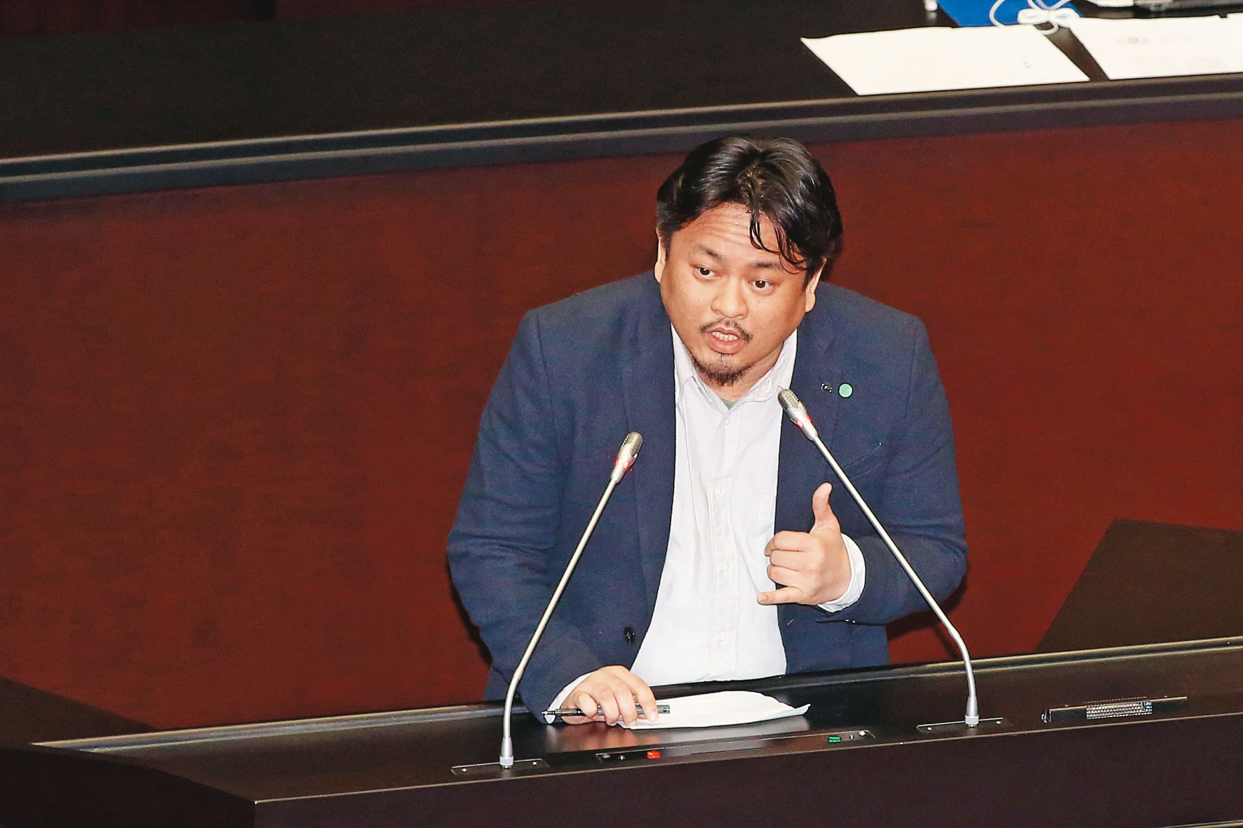 立委洪申翰也主張修改法令,讓其他機制可依法介入協助患病移工,而非僅綁在雇主同意與否。