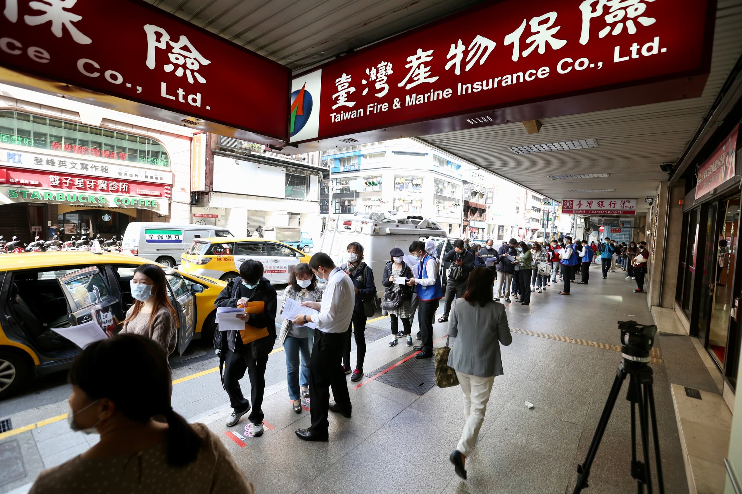 台產防疫保單25日最後收單,門市外出現數百公尺的排隊人潮。