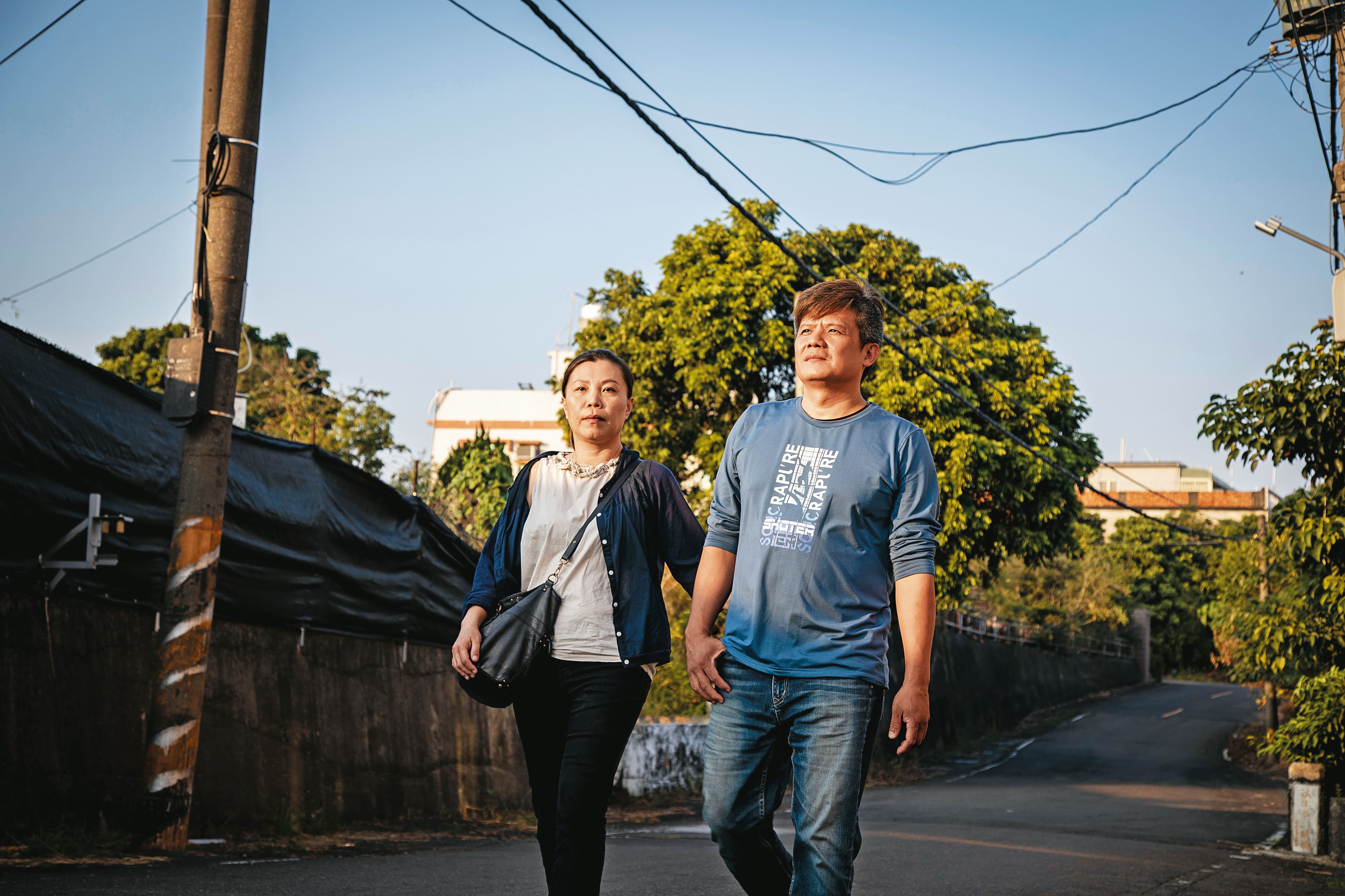 平反後,陳龍綺(右)和太太(左)過得安靜低調。住7年的社區,他們連路口熱鬧的雜貨店都不去,就怕與人搭話。