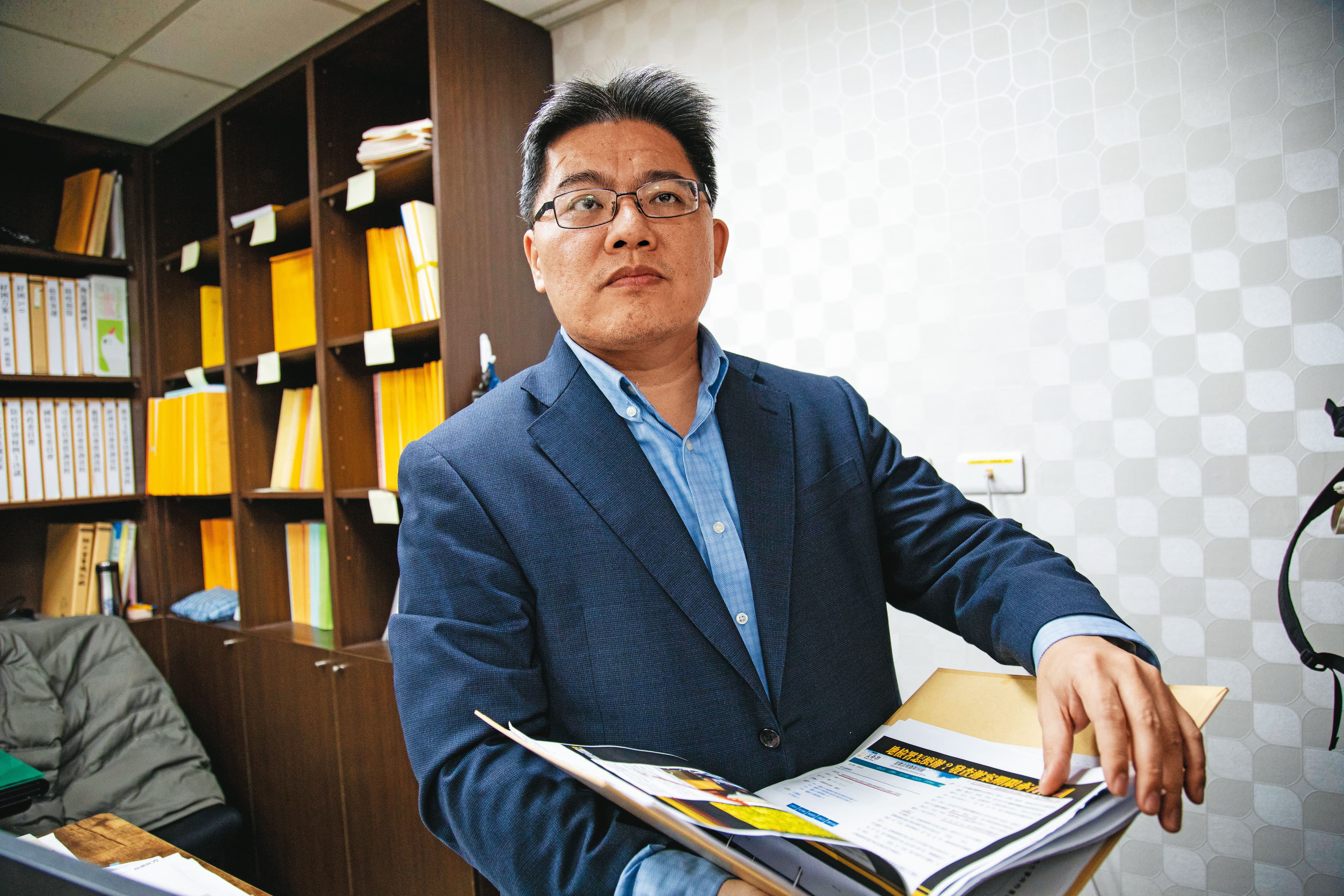 過去曾為受冤者鄭性澤辯護的立法委員邱顯智認為,司法院草案版本還缺乏嘗試回復受冤者尊嚴的制度。