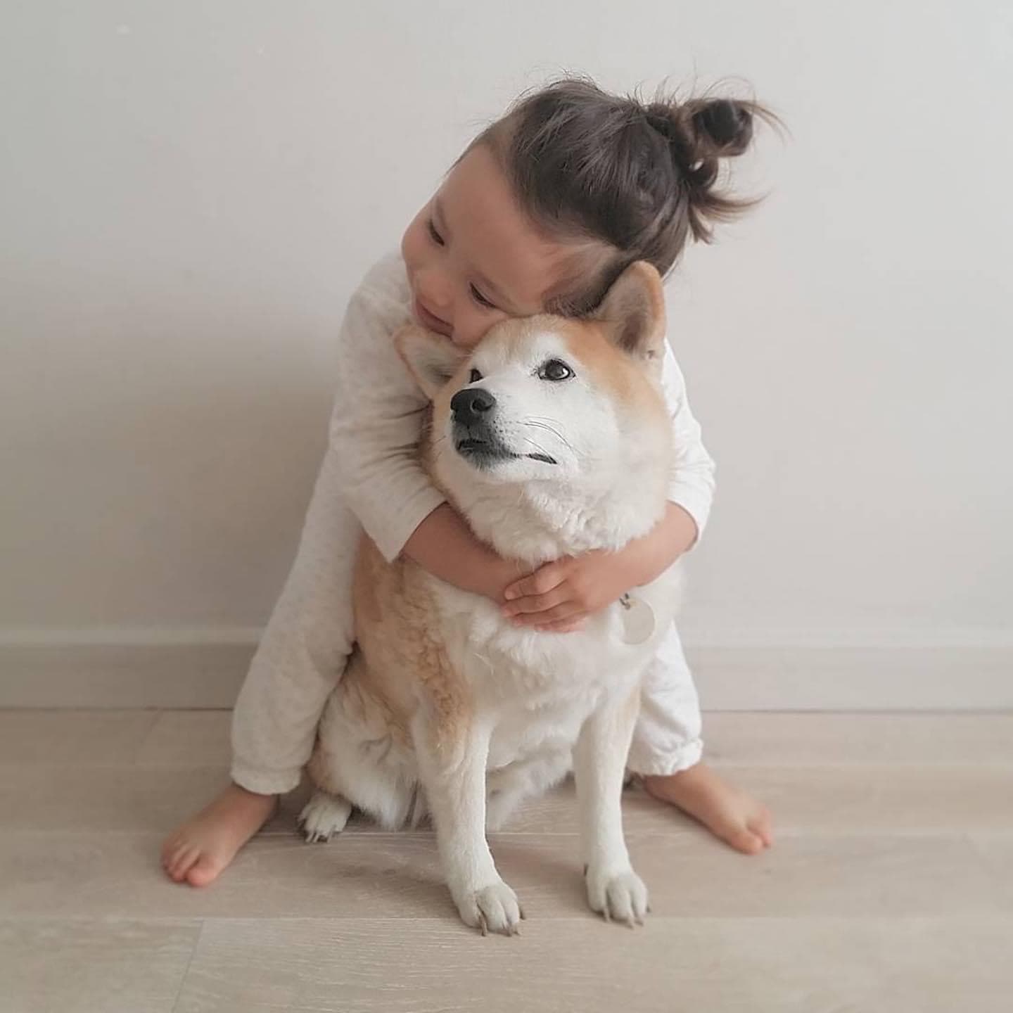 楊丞琳在IG上貼出小女孩抱著柴犬的圖片,寫著「見面了」。(摘自楊丞琳IG)