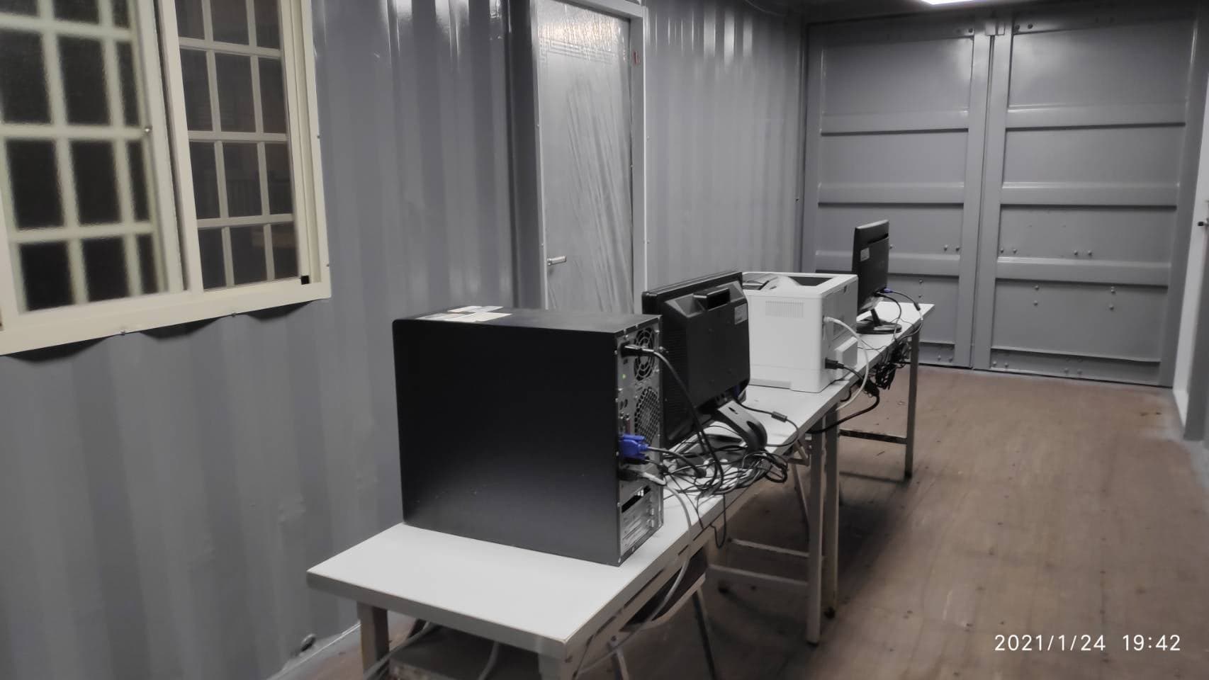 有間大型醫院已購入貨櫃屋,準備戶外門診用,以確實做到感染接觸者「緊急看病」分艙分流。(翻攝自施景中臉書)