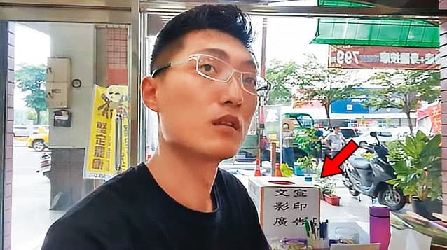 挺韓網紅陳品宏(圖)成立罷免高雄市議員康裕成總部,並於總部放置貼著文宣、影印等字樣的捐獻箱(箭頭指處),涉嫌非法募款。(翻攝陳品宏YouTube直播)