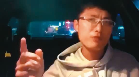 陳品宏曾在直播中怒斥「最強菜農」林佳新打壓,害他辦不成罷免。(翻攝陳品宏YouTube直播)