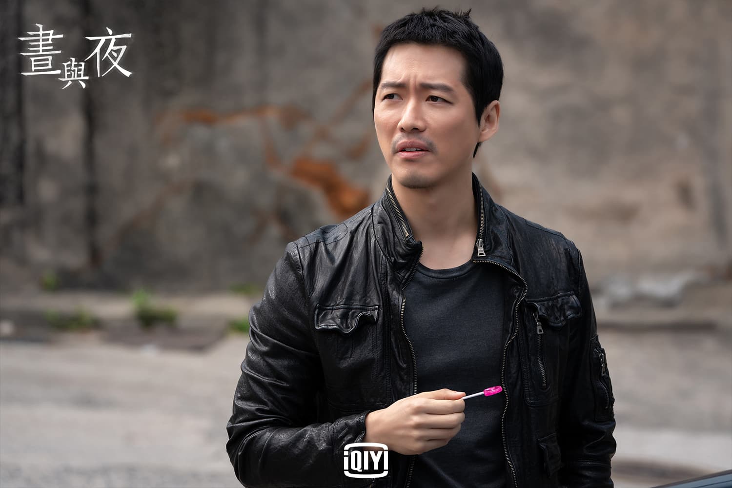 南宮珉為了詮釋不修邊幅的打扮,特意將10年前穿的T恤穿上身。(愛奇藝國際站提供)
