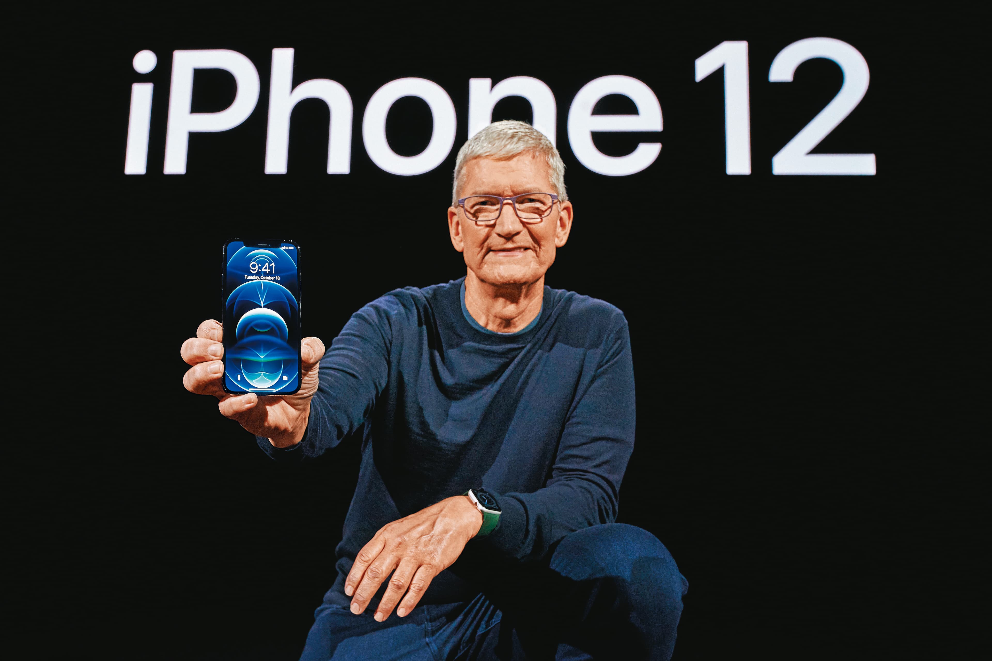 蘋果靠著iPhone成為全球科技業霸主,日前傳出執行長庫克將開發電動車Apple car,要與特斯拉競爭。(東方IC)