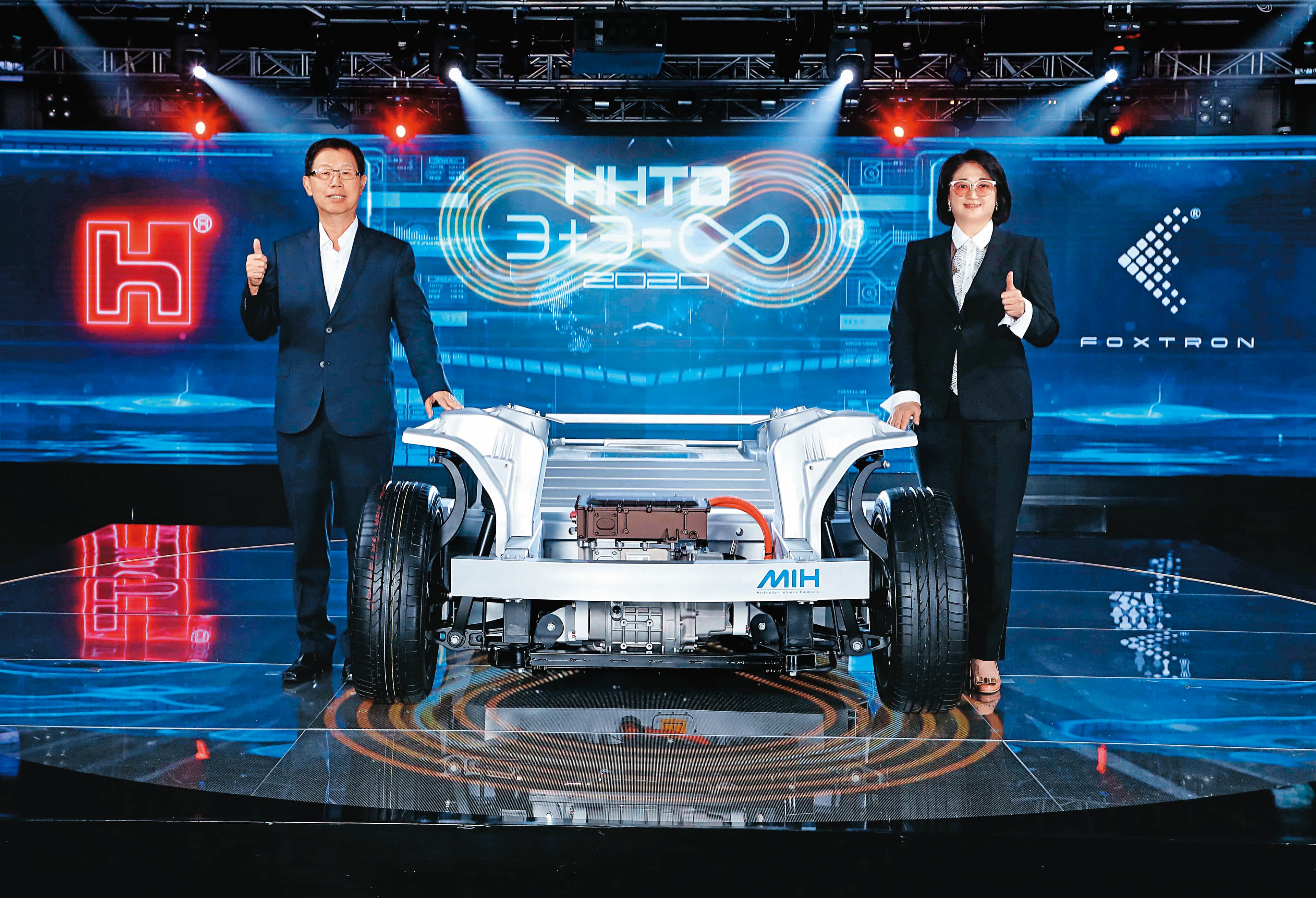 鴻海董事長劉揚偉(左)布局電動車,除與裕隆執行長嚴陳莉蓮(右)合資新公司外,也成立MIH電動車平台廣招盟友。(鴻海提供)